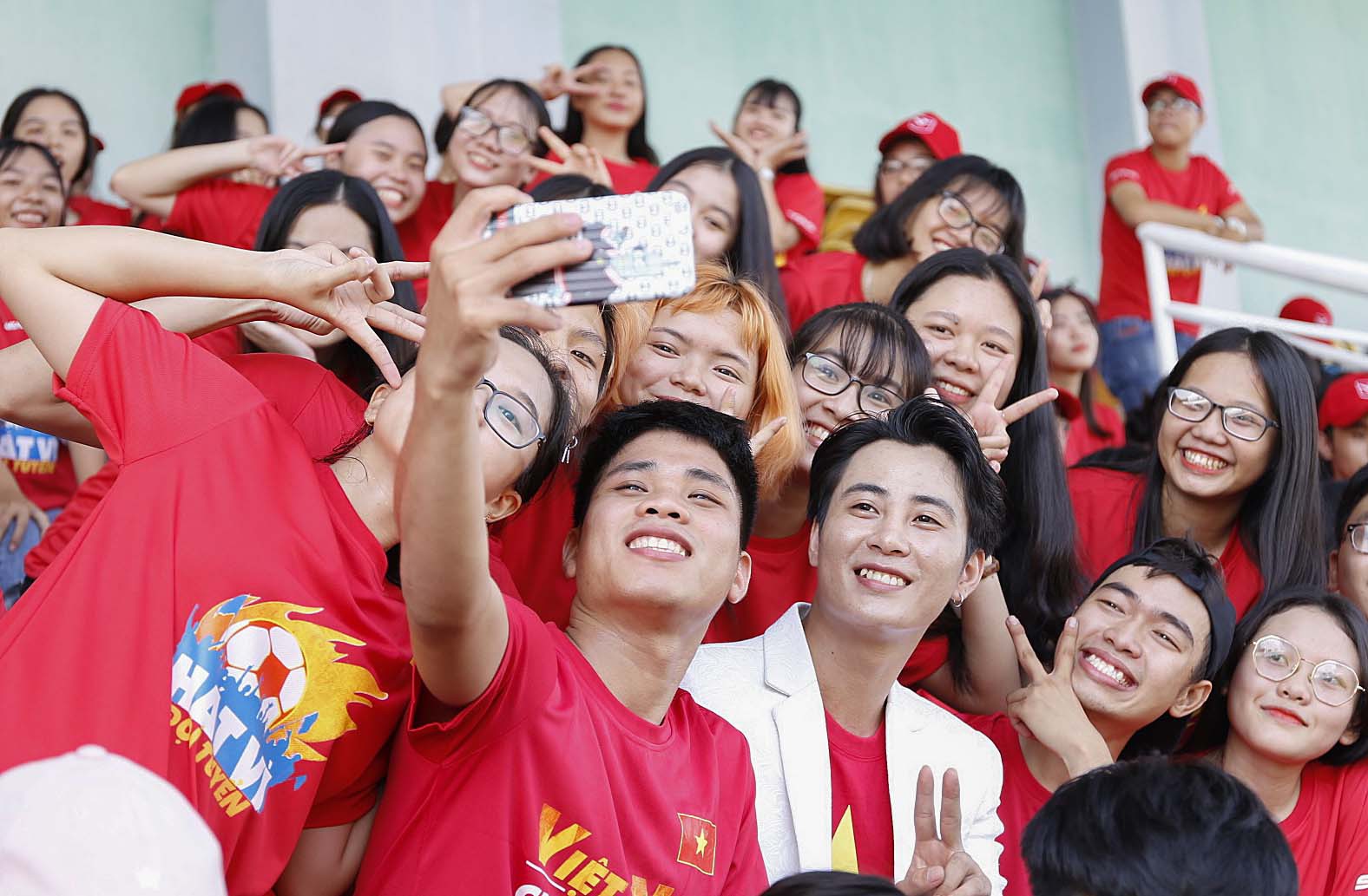 Cầu thủ Tuấn Anh x&eacute; ni&ecirc;m phong, c&ocirc;ng bố nhạc sĩ V&otilde; Thiện Thanh &ocirc;m giải 300 triệu đồng - Ảnh 6.
