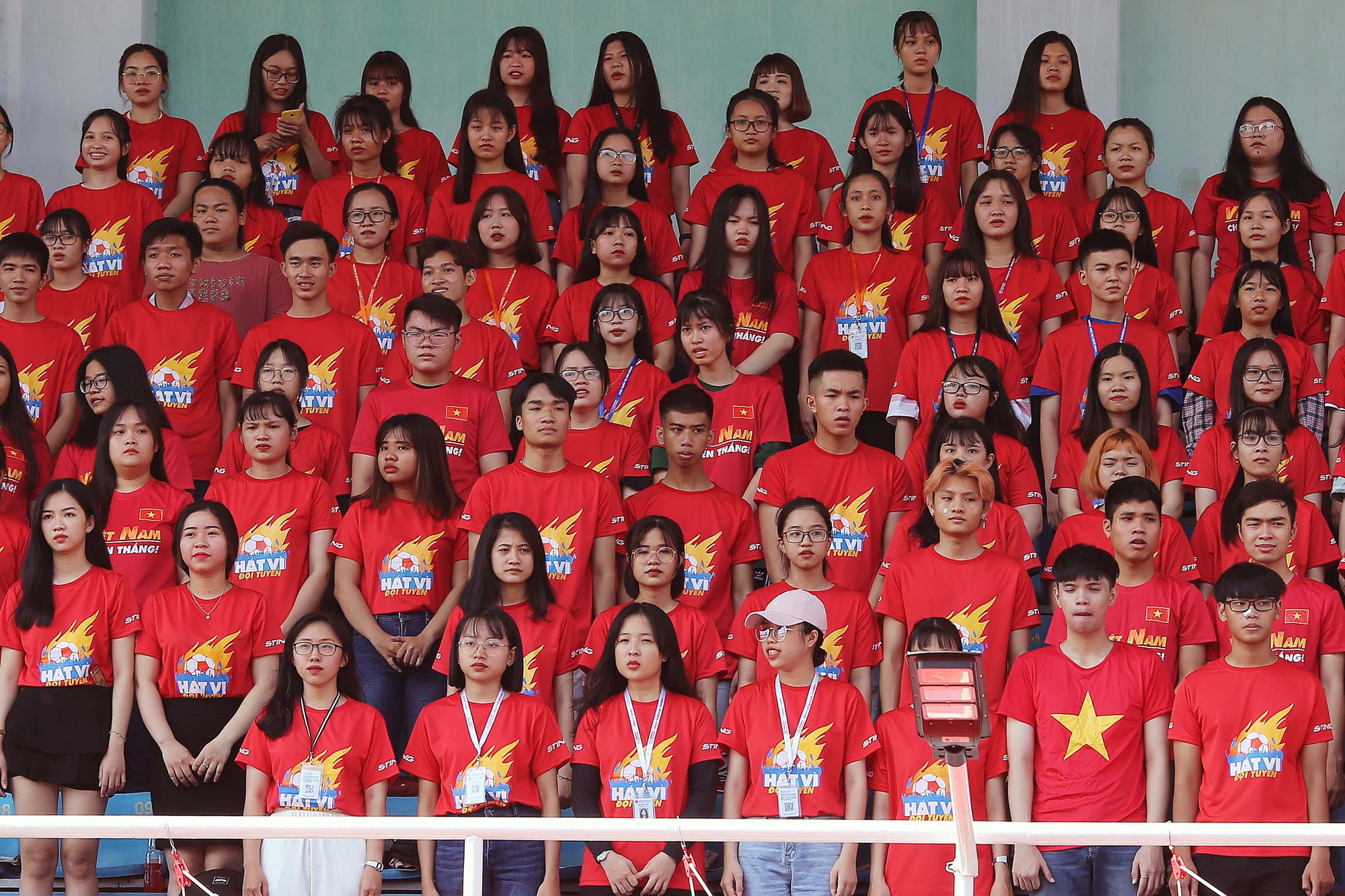 Cầu thủ Tuấn Anh x&eacute; ni&ecirc;m phong, c&ocirc;ng bố nhạc sĩ V&otilde; Thiện Thanh &ocirc;m giải 300 triệu đồng - Ảnh 1.