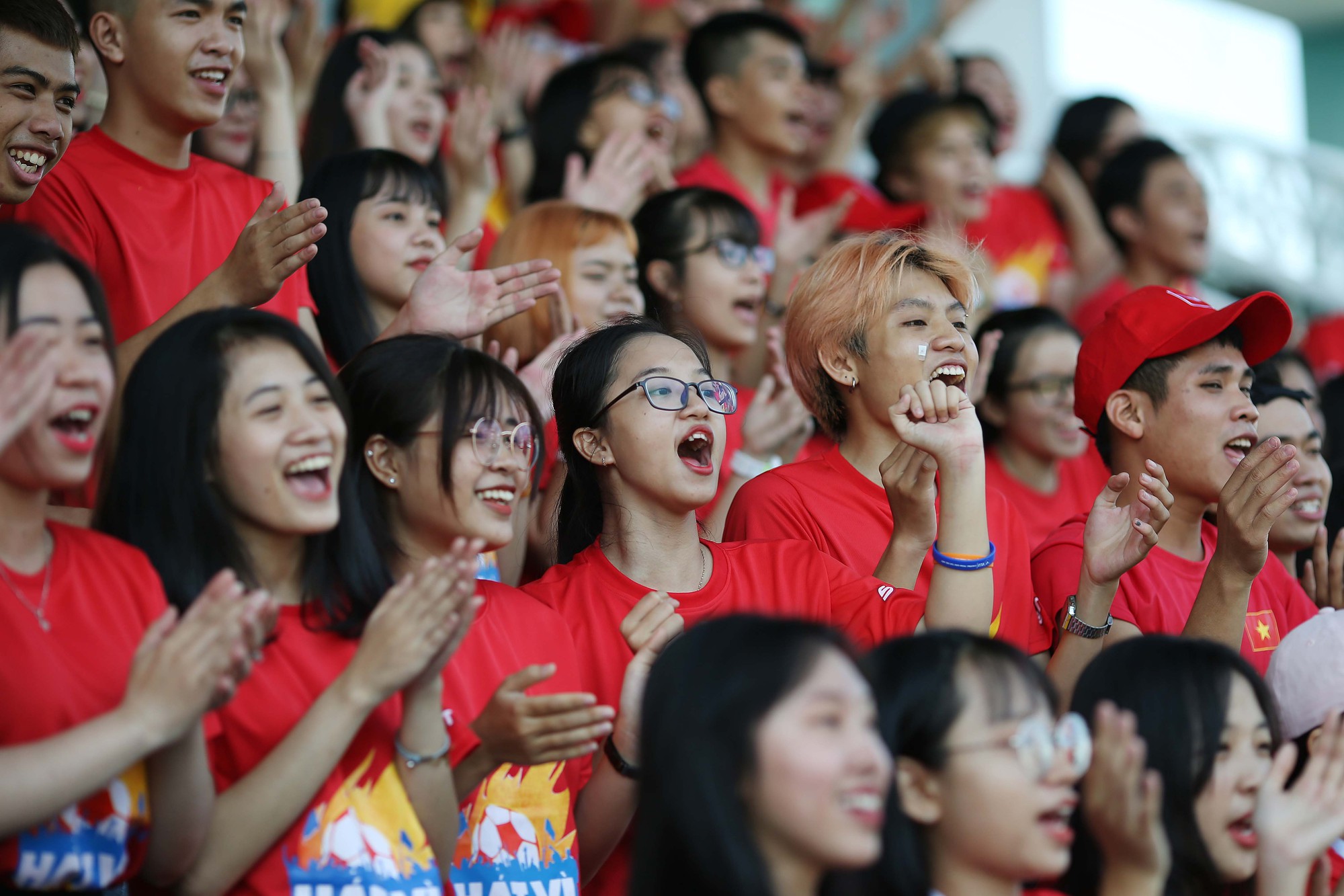 Cầu thủ Tuấn Anh x&eacute; ni&ecirc;m phong, c&ocirc;ng bố nhạc sĩ V&otilde; Thiện Thanh &ocirc;m giải 300 triệu đồng - Ảnh 4.
