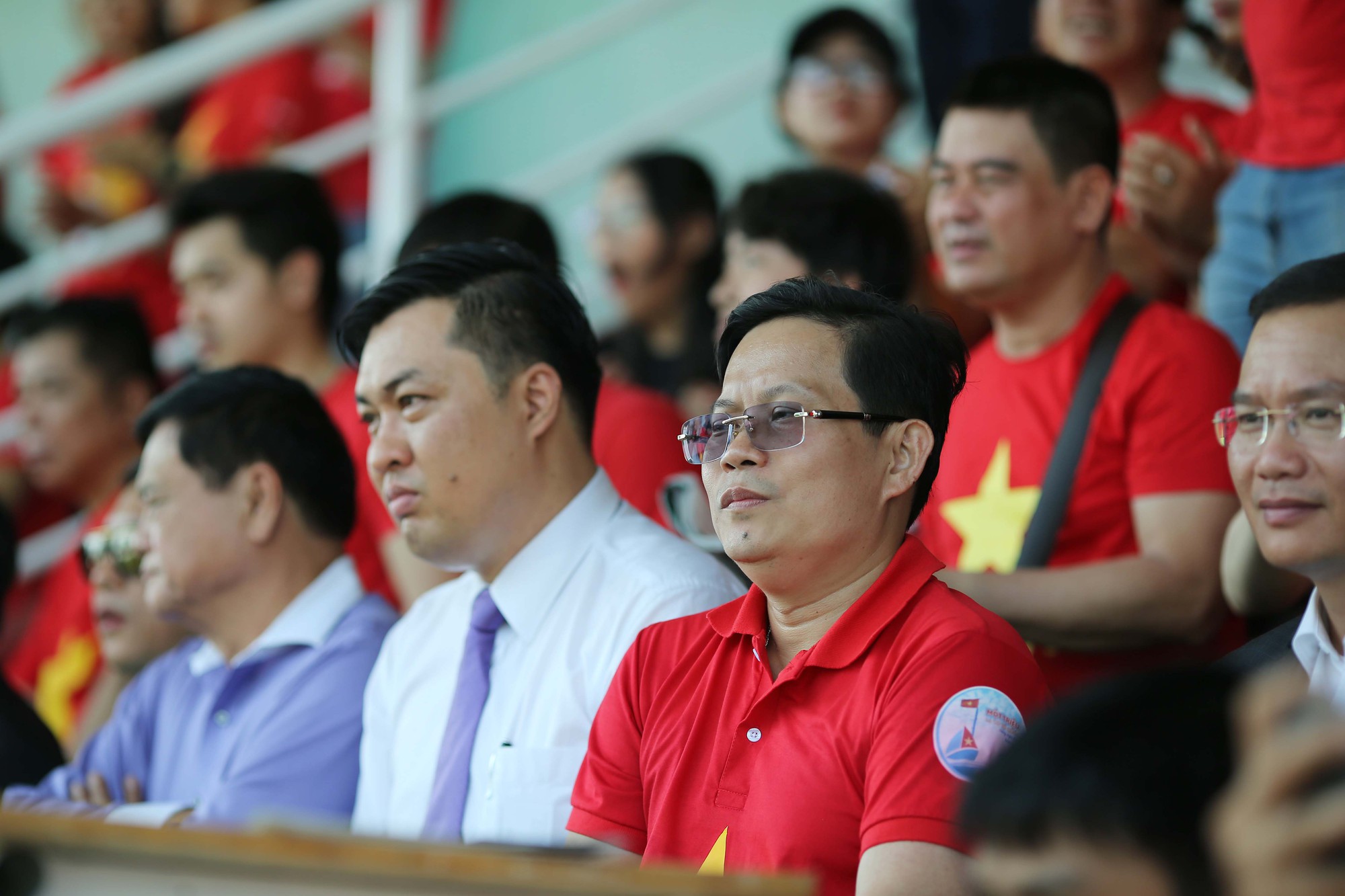 Cầu thủ Tuấn Anh x&eacute; ni&ecirc;m phong, c&ocirc;ng bố nhạc sĩ V&otilde; Thiện Thanh &ocirc;m giải 300 triệu đồng - Ảnh 3.