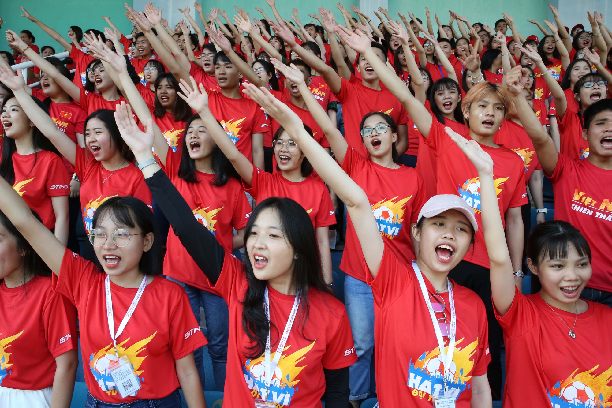 Cầu thủ Tuấn Anh x&eacute; ni&ecirc;m phong, c&ocirc;ng bố nhạc sĩ V&otilde; Thiện Thanh &ocirc;m giải 300 triệu đồng - Ảnh 7.