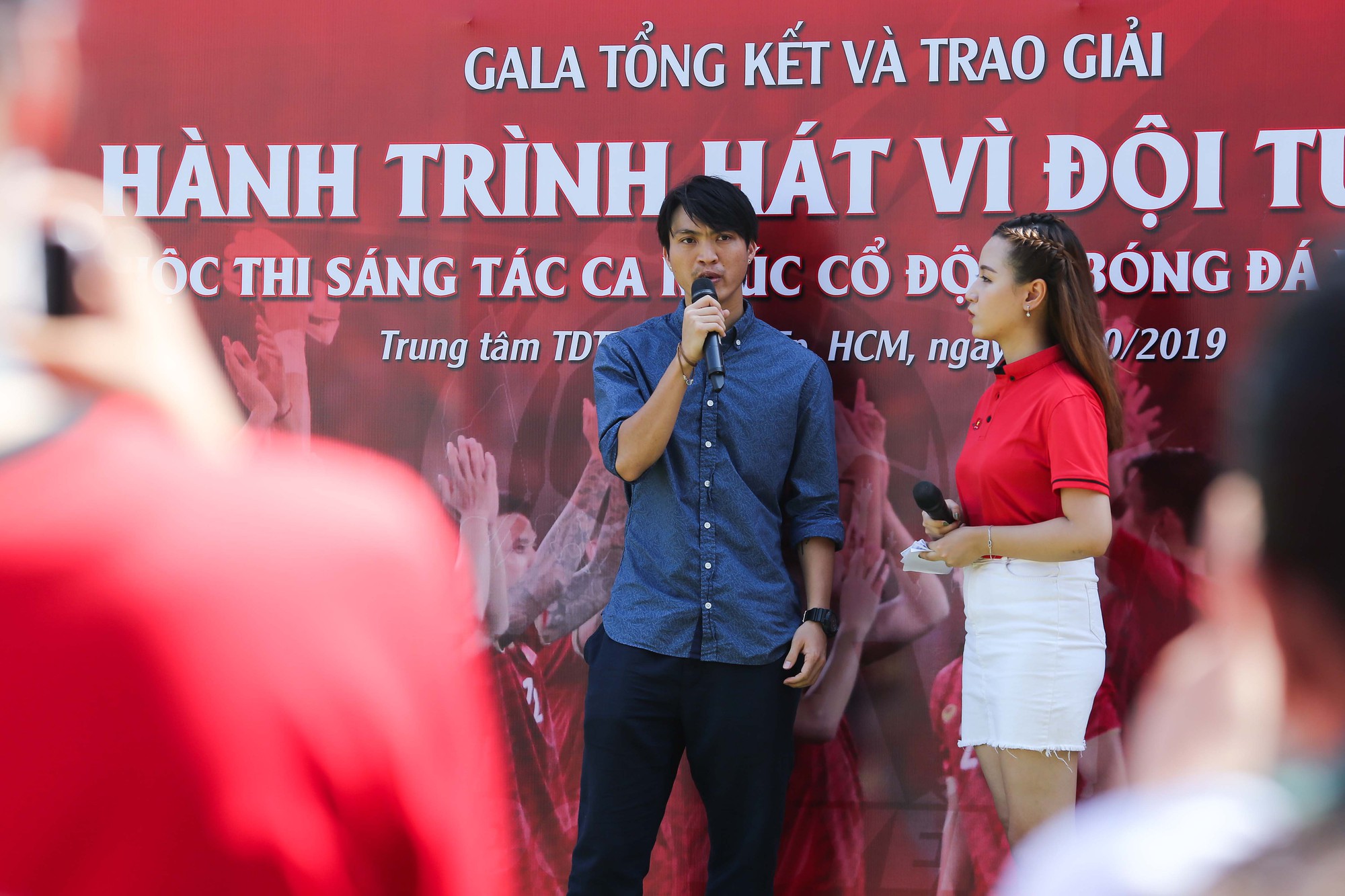 Cầu thủ Tuấn Anh x&eacute; ni&ecirc;m phong, c&ocirc;ng bố nhạc sĩ V&otilde; Thiện Thanh &ocirc;m giải 300 triệu đồng - Ảnh 10.