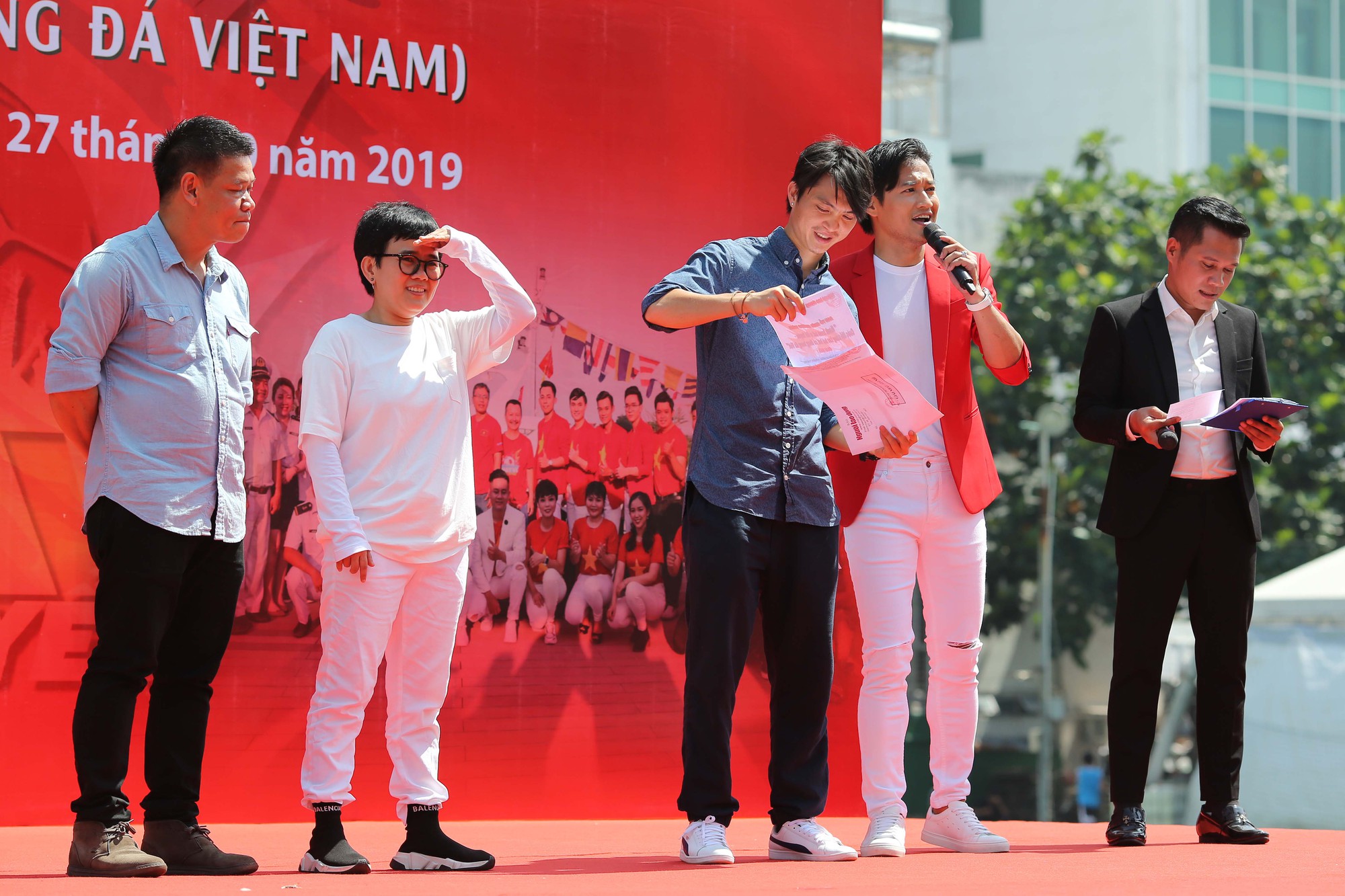 Cầu thủ Tuấn Anh x&eacute; ni&ecirc;m phong, c&ocirc;ng bố nhạc sĩ V&otilde; Thiện Thanh &ocirc;m giải 300 triệu đồng - Ảnh 11.