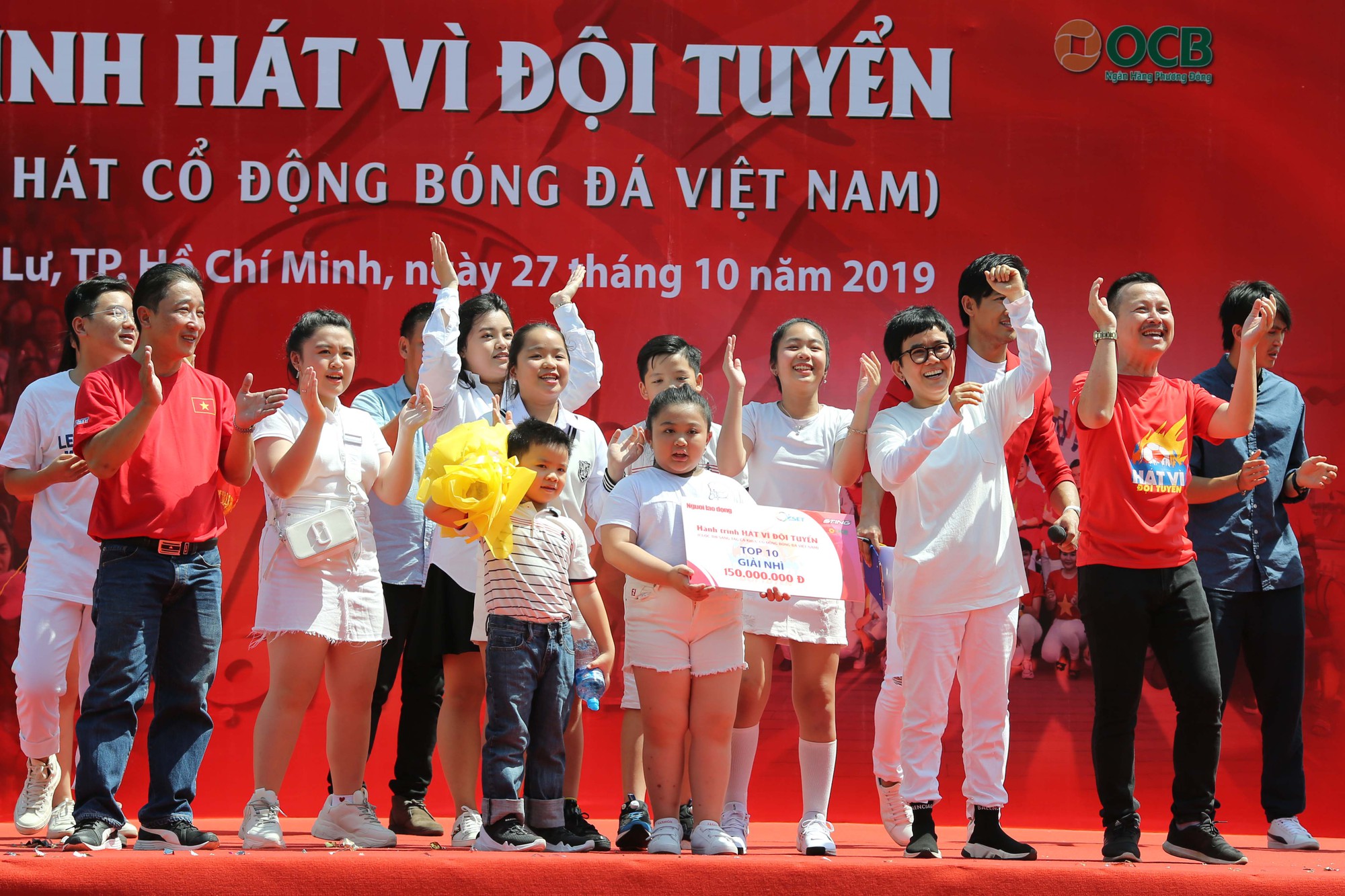 Cầu thủ Tuấn Anh x&eacute; ni&ecirc;m phong, c&ocirc;ng bố nhạc sĩ V&otilde; Thiện Thanh &ocirc;m giải 300 triệu đồng - Ảnh 16.