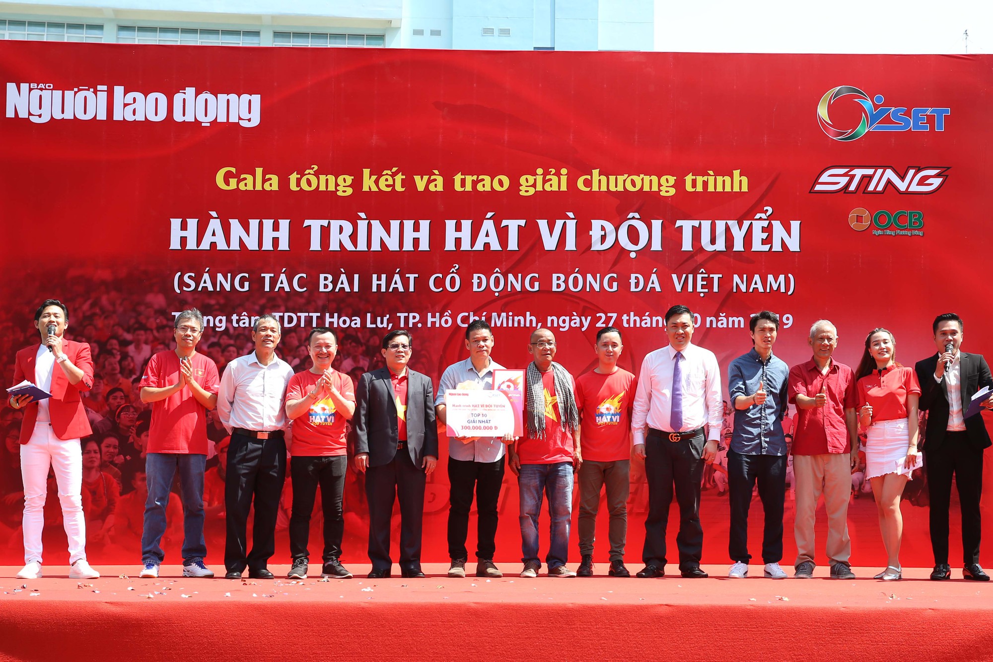 Cầu thủ Tuấn Anh x&eacute; ni&ecirc;m phong, c&ocirc;ng bố nhạc sĩ V&otilde; Thiện Thanh &ocirc;m giải 300 triệu đồng - Ảnh 15.