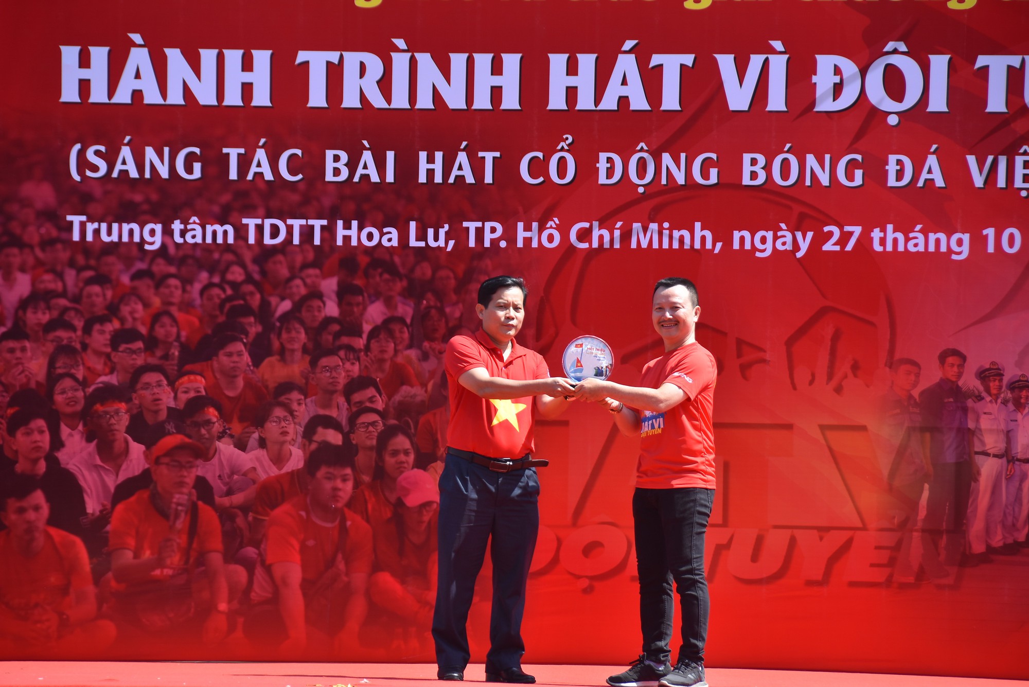 Cầu thủ Tuấn Anh x&eacute; ni&ecirc;m phong, c&ocirc;ng bố nhạc sĩ V&otilde; Thiện Thanh &ocirc;m giải 300 triệu đồng - Ảnh 17.