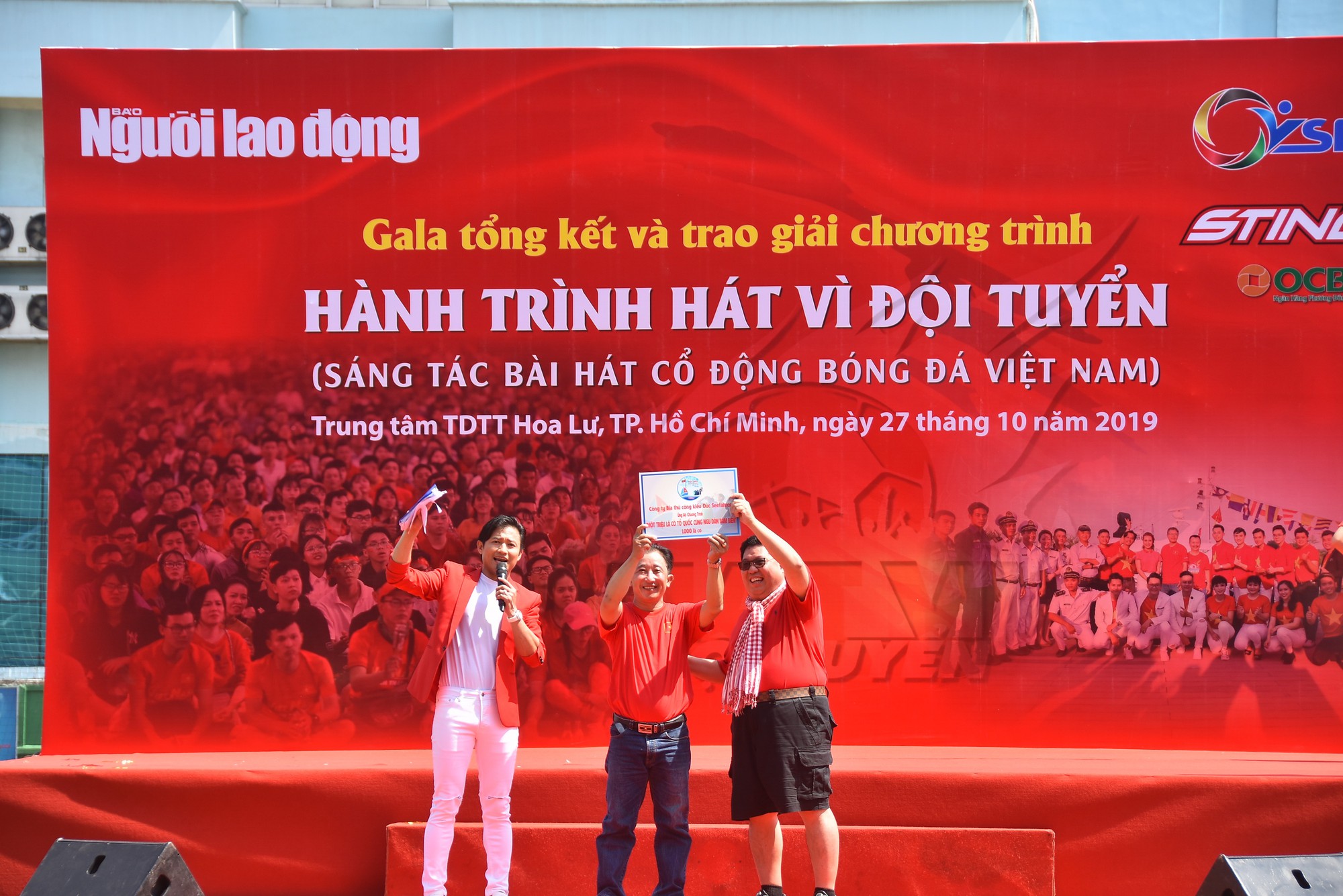 Cầu thủ Tuấn Anh x&eacute; ni&ecirc;m phong, c&ocirc;ng bố nhạc sĩ V&otilde; Thiện Thanh &ocirc;m giải 300 triệu đồng - Ảnh 18.
