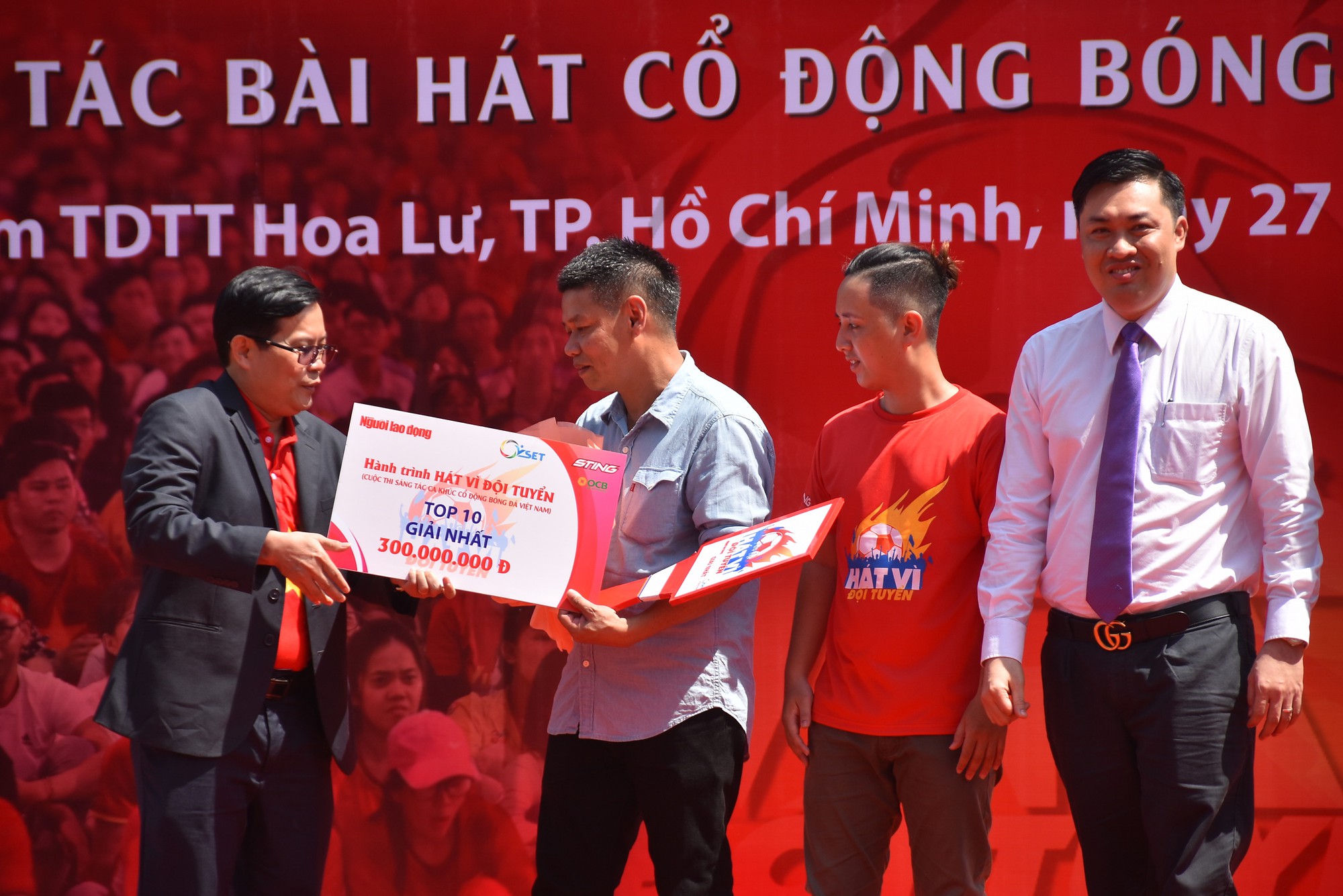 Cầu thủ Tuấn Anh x&eacute; ni&ecirc;m phong, c&ocirc;ng bố nhạc sĩ V&otilde; Thiện Thanh &ocirc;m giải 300 triệu đồng - Ảnh 13.