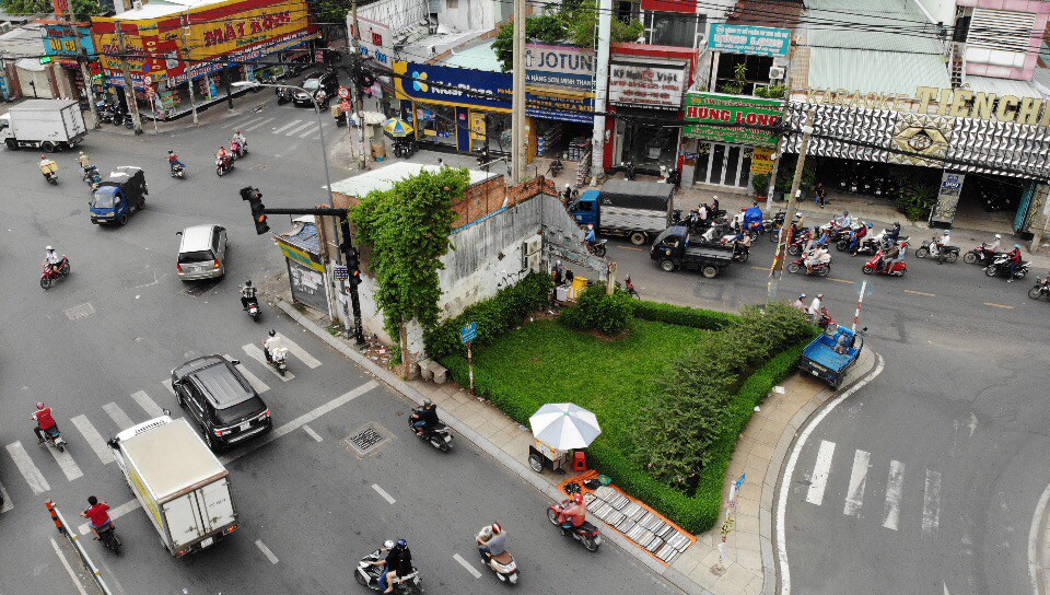 Căn nhà "xấu xí" án ngữ giữa đường tại TP HCM