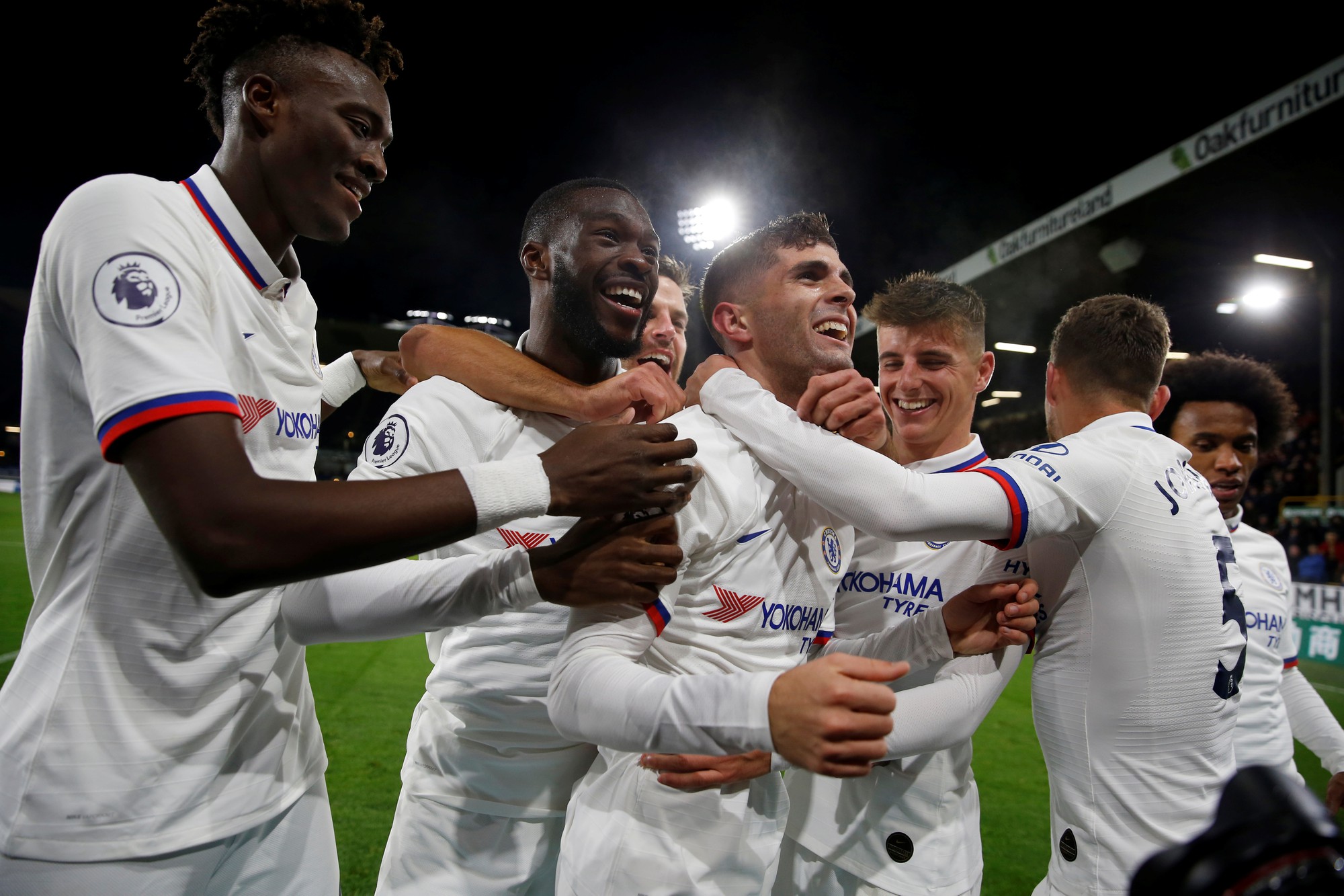 Sao 60 triệu bảng lập hat-trick, Chelsea mơ tranh ng&ocirc;i v&ocirc; địch - Ảnh 4.