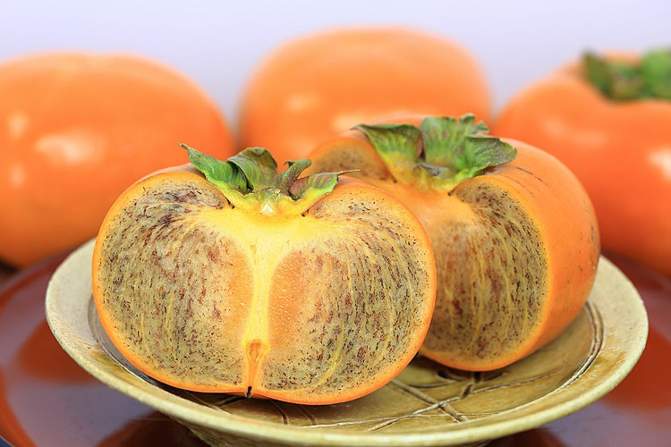 Hồng đen Nhật giá hơn nửa triệu đồng một kg - Ảnh 1.
