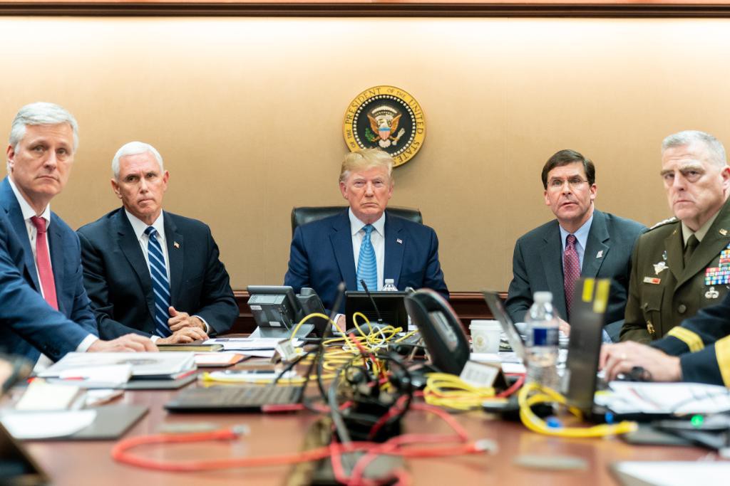 Ông Trump đánh golf khi thủ lĩnh tối cao IS bị dồn vào đường cùng?