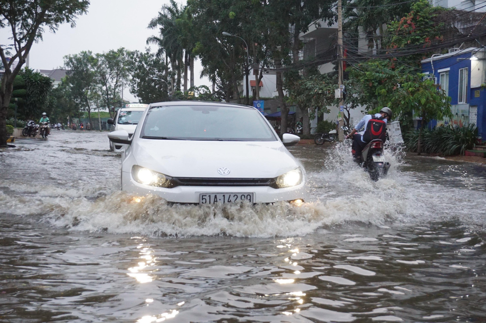 Nước cuồn cuộn ở khu nh&agrave; gi&agrave;u Thảo Điền trong đỉnh triều d&acirc;ng - Ảnh 2.