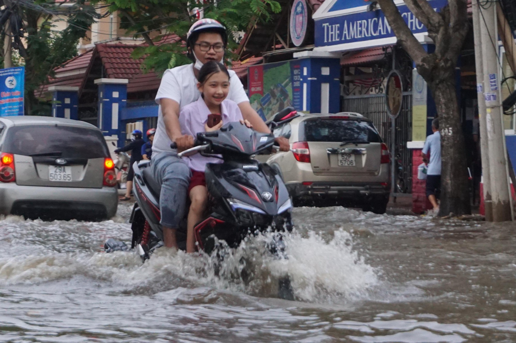 Nước cuồn cuộn ở khu nh&agrave; gi&agrave;u Thảo Điền trong đỉnh triều d&acirc;ng - Ảnh 1.
