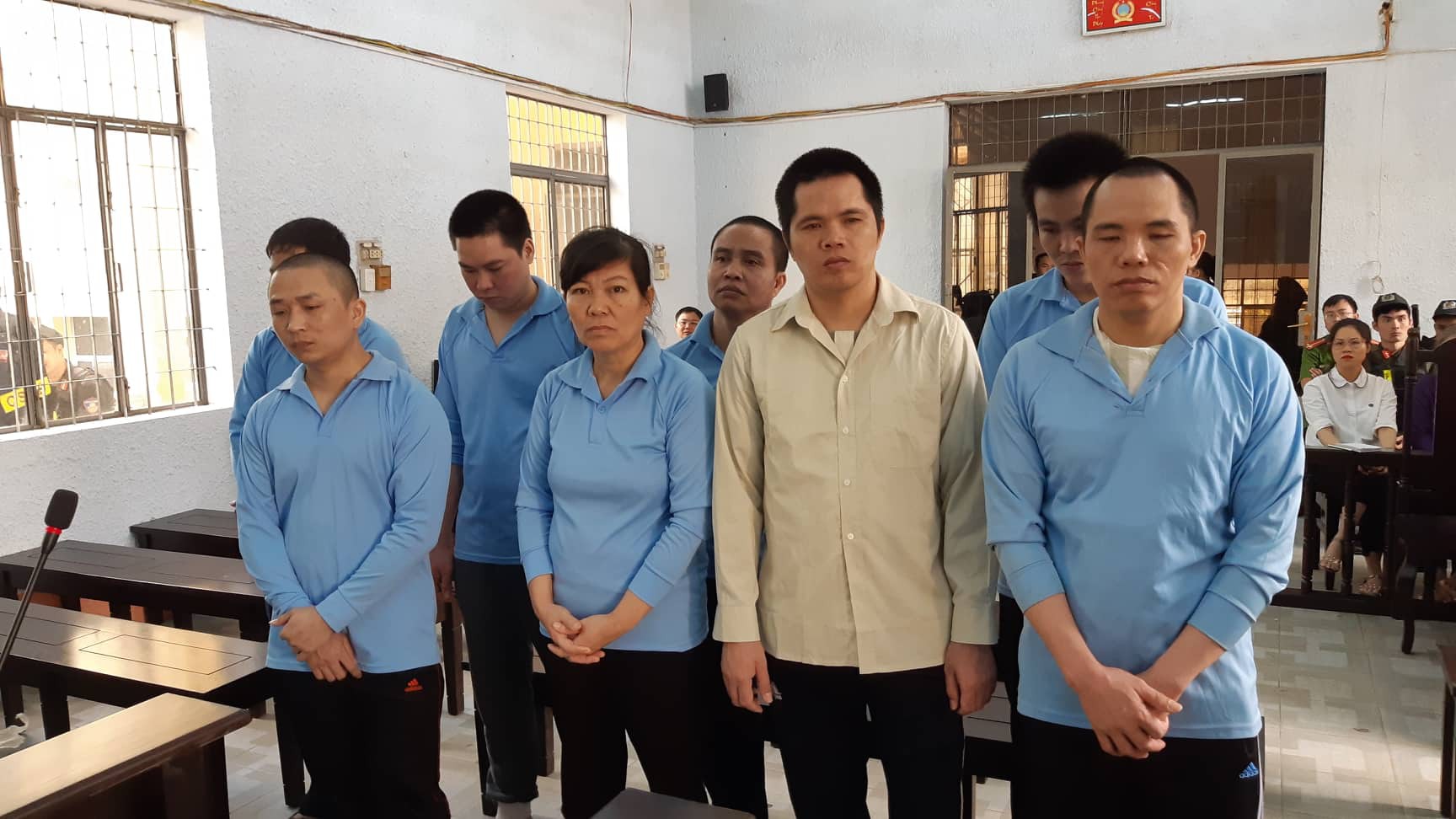 Mang súng đi giành đất, 8 người bị đánh thương vong - Ảnh 1.
