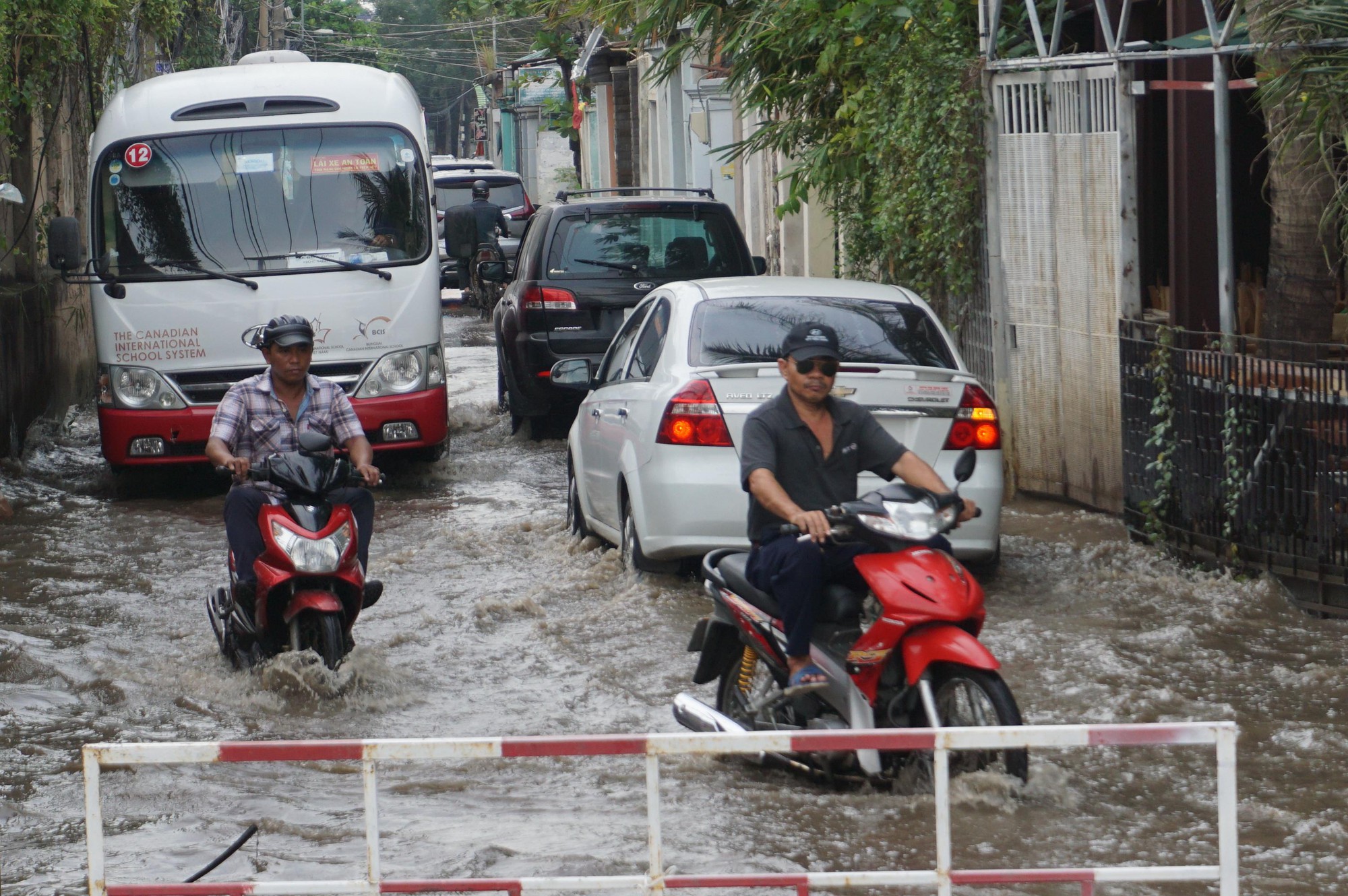Nước cuồn cuộn ở khu nh&agrave; gi&agrave;u Thảo Điền trong đỉnh triều d&acirc;ng - Ảnh 3.