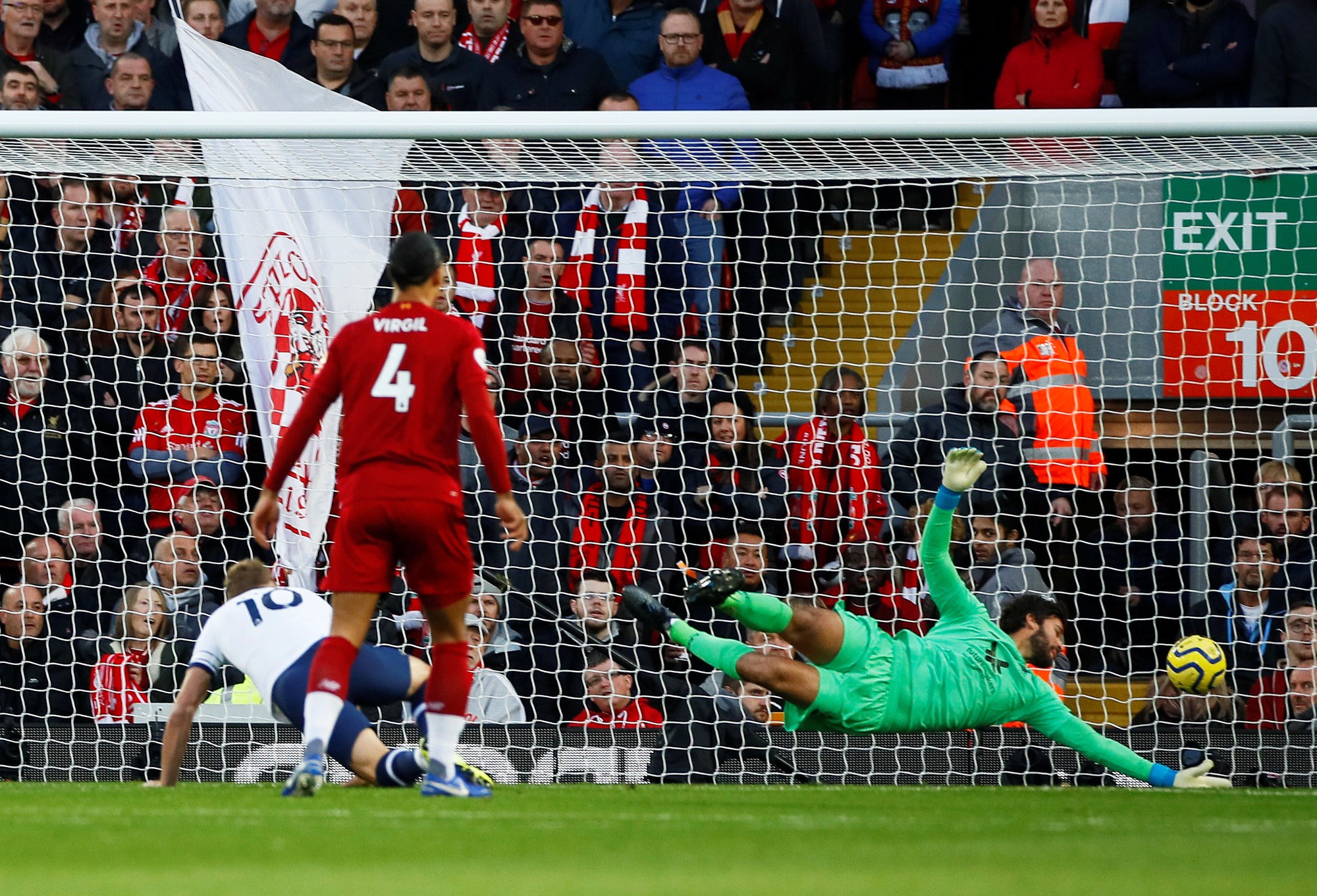 Ngược d&ograve;ng đại chiến Tottenham, Liverpool vững ng&ocirc;i đầu Ngoại hạng - Ảnh 1.