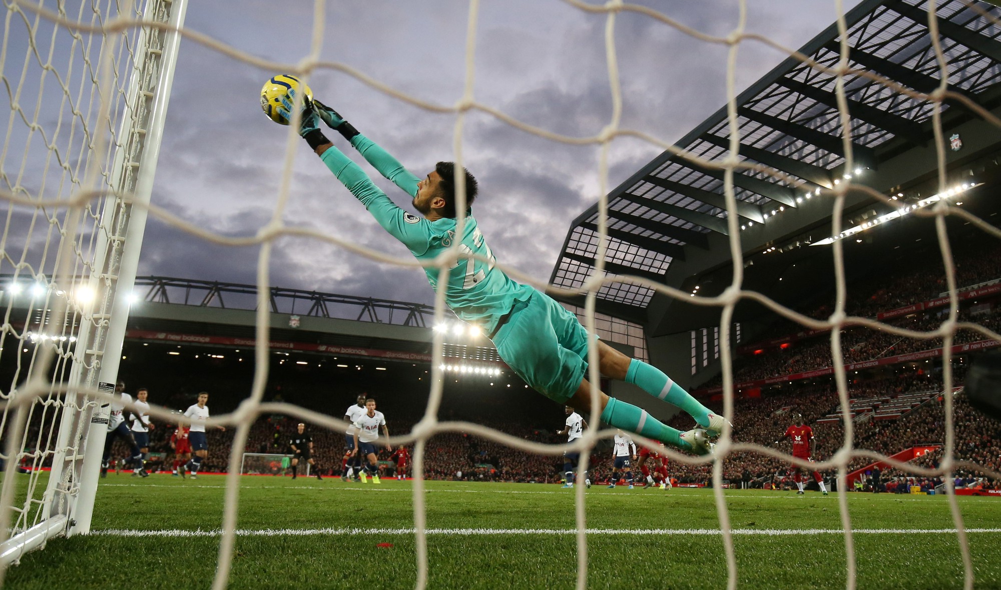 Ngược d&ograve;ng đại chiến Tottenham, Liverpool vững ng&ocirc;i đầu Ngoại hạng - Ảnh 2.