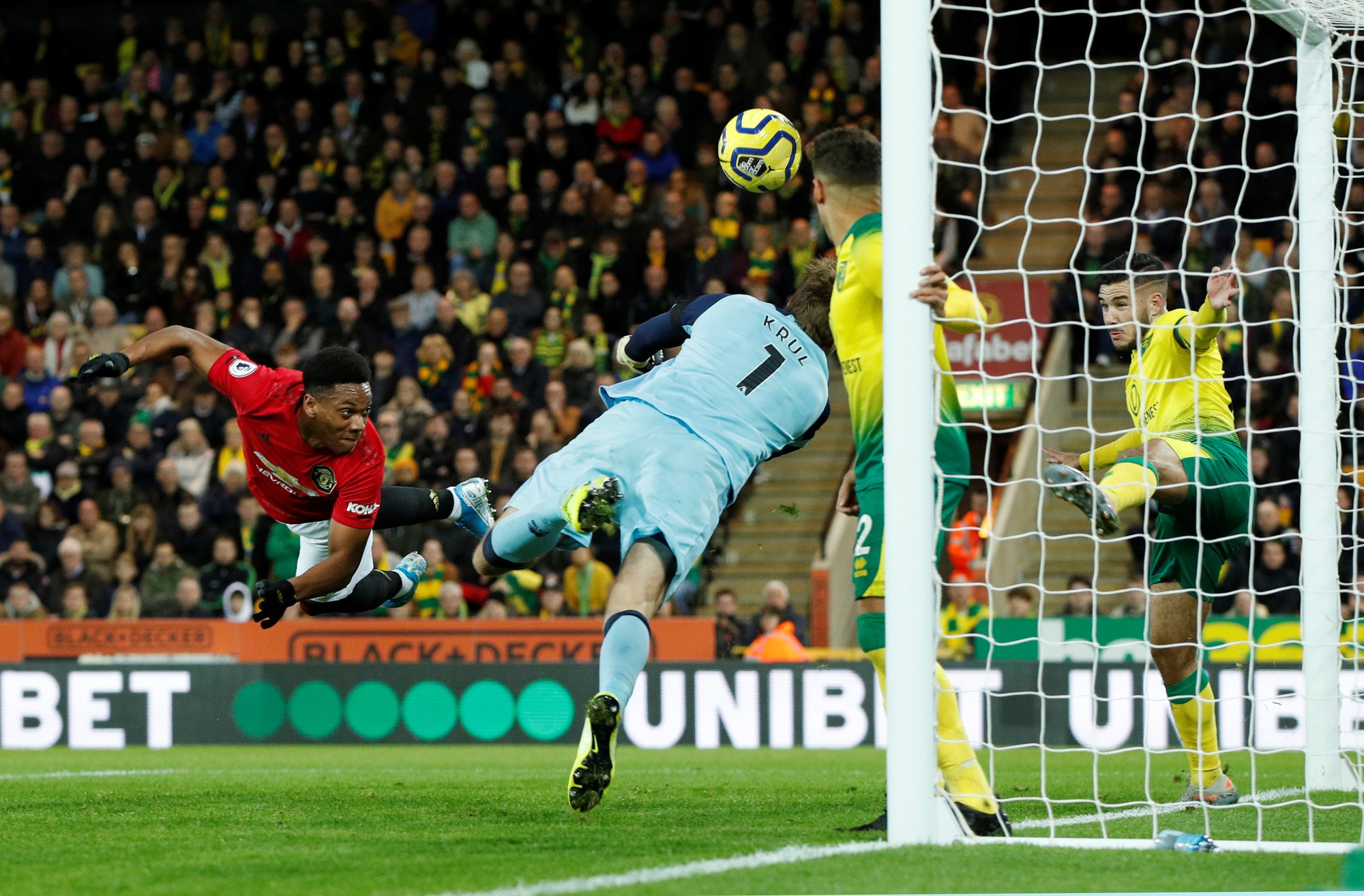 Hỏng 2 quả phạt đền, Man United vẫn thắng Norwich, tăng 7 hạng - Ảnh 2.
