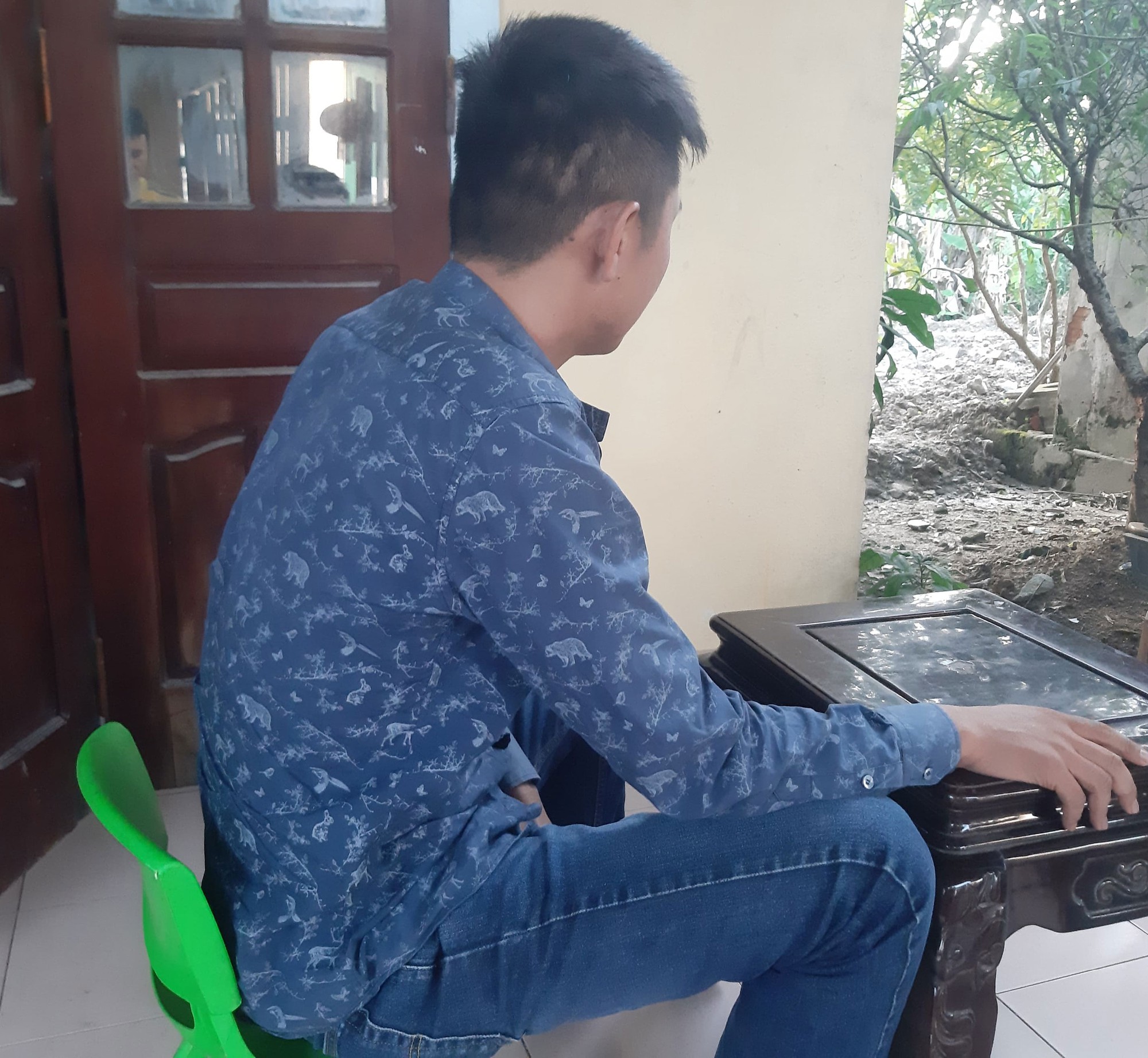 Vụ 39 người chết trong th&ugrave;ng xe ở Anh: Đắng cay kiếp người rơm - Ảnh 1.