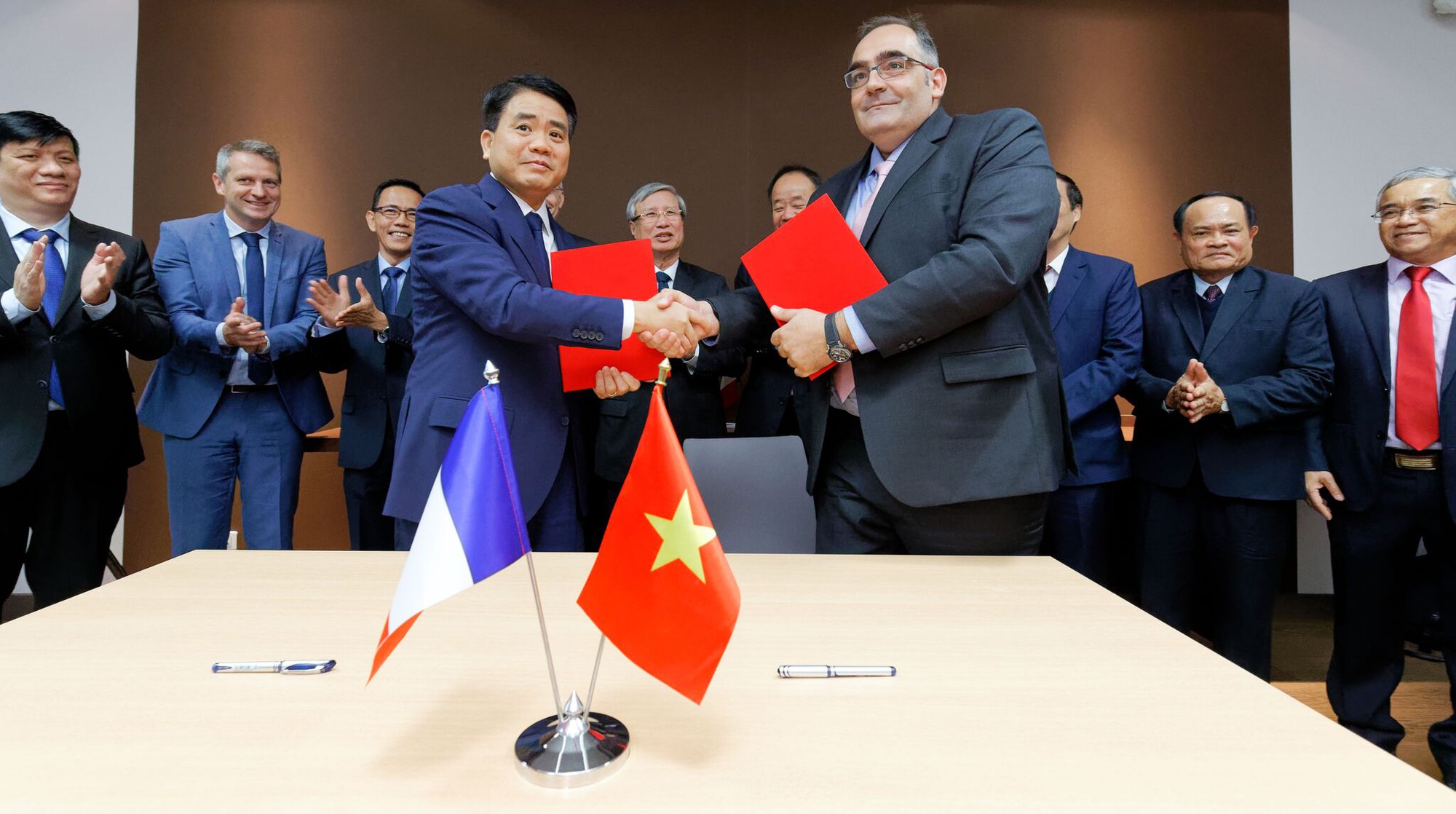 Thường trực Ban B&iacute; thư Trần Quốc Vượng l&ecirc;n đo&agrave;n t&agrave;u đầu ti&ecirc;n của tuyến đường sắt Nhổn-Ga H&agrave; Nội - Ảnh 1.