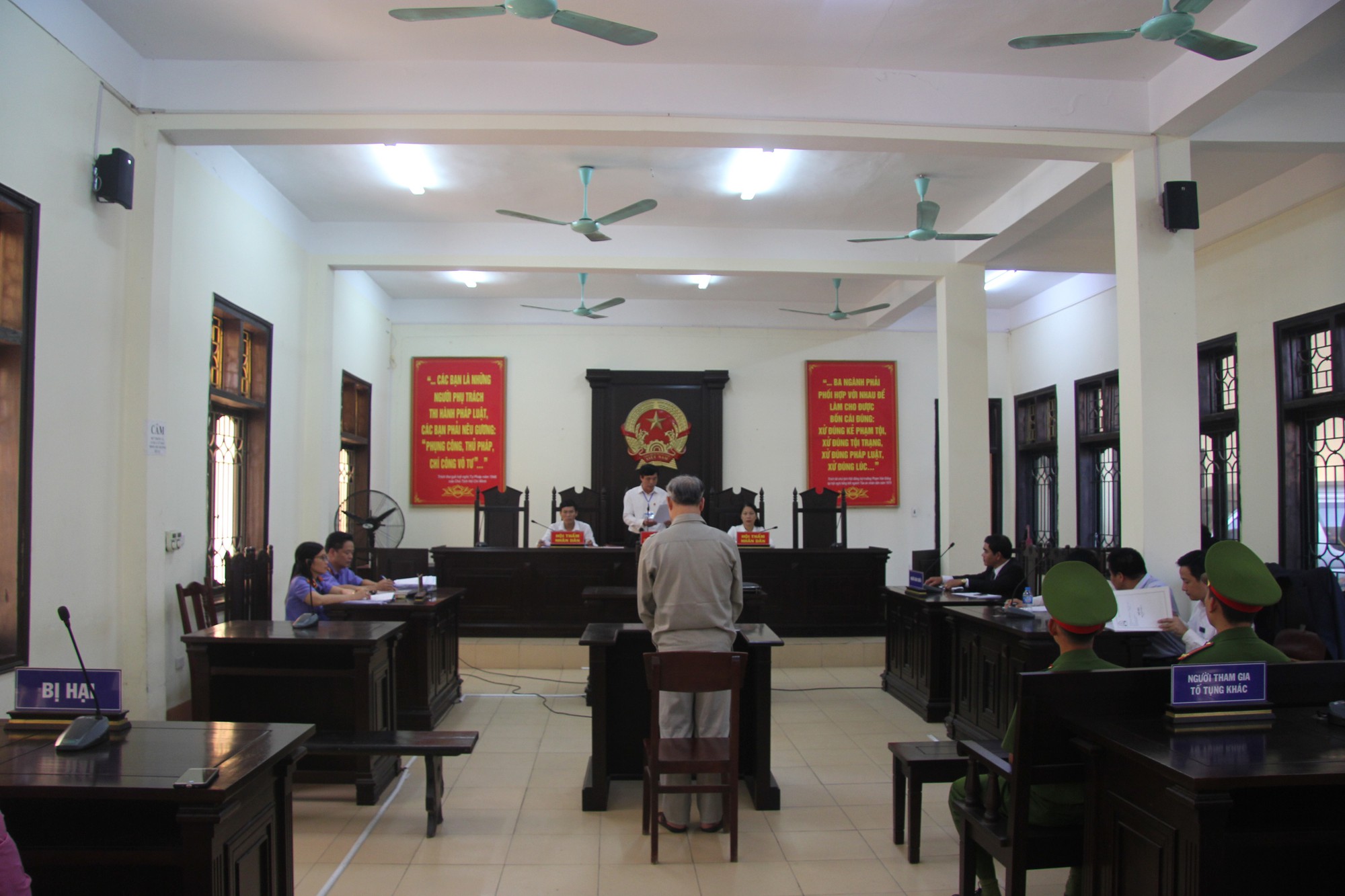 Đầu bạc trắng ra t&ograve;a, cựu hiệu trưởng d&acirc;m &ocirc; h&agrave;ng loạt nam sinh 13-15 tuổi nhận 8 năm t&ugrave; - Ảnh 3.