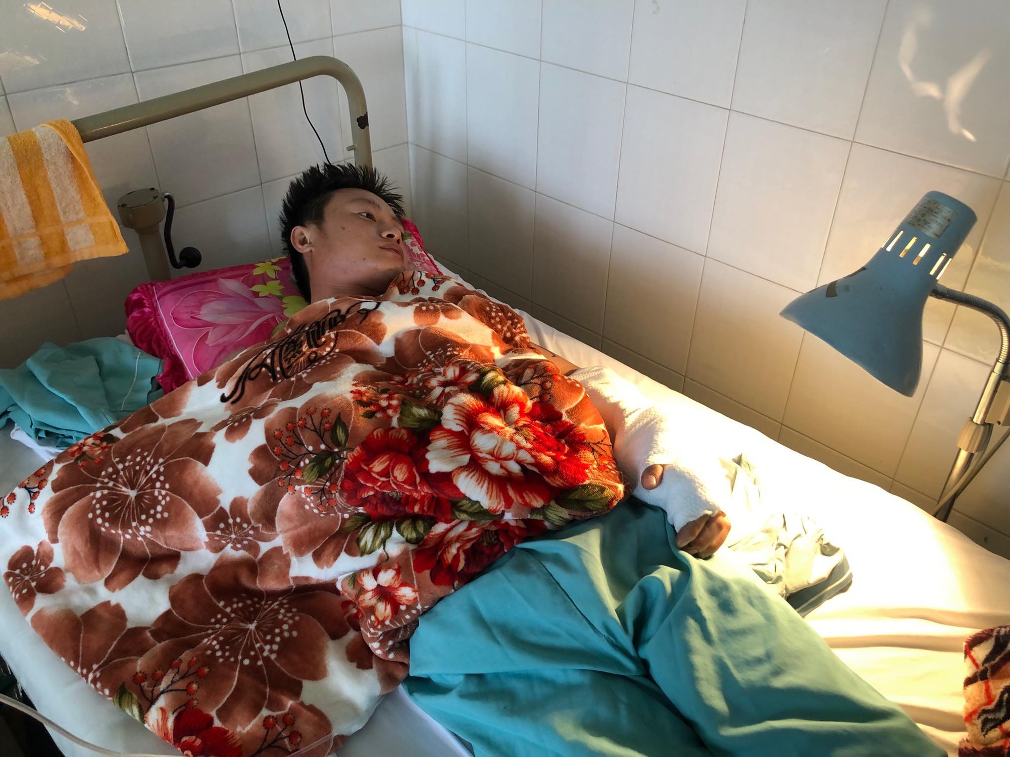 Kh&aacute;nh H&ograve;a: Nối th&agrave;nh c&ocirc;ng b&agrave;n tay đứt l&igrave;a - Ảnh 2.