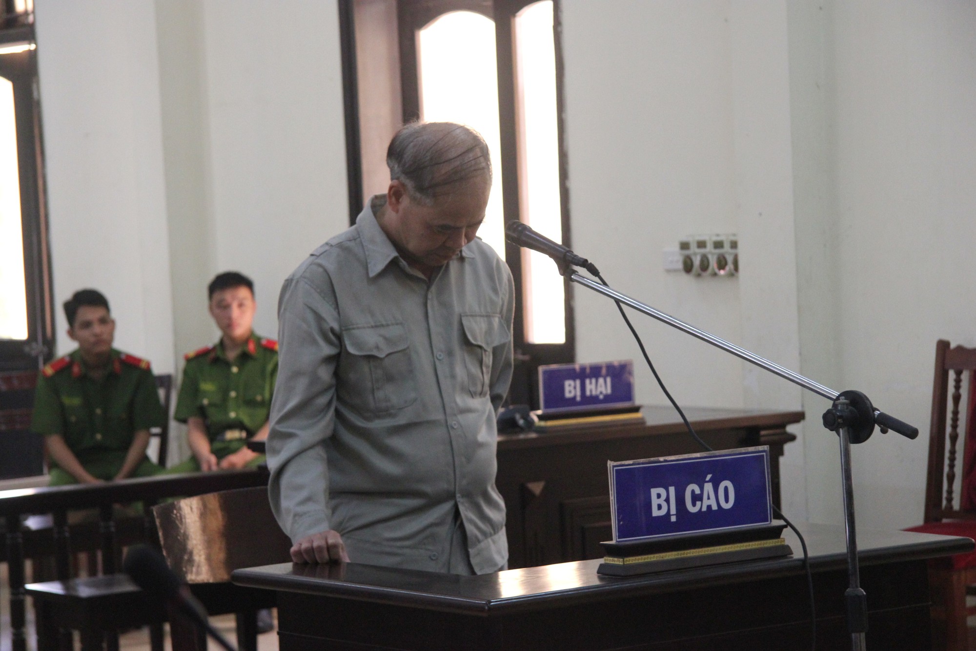 Đầu bạc trắng ra t&ograve;a, cựu hiệu trưởng d&acirc;m &ocirc; h&agrave;ng loạt nam sinh 13-15 tuổi nhận 8 năm t&ugrave; - Ảnh 1.