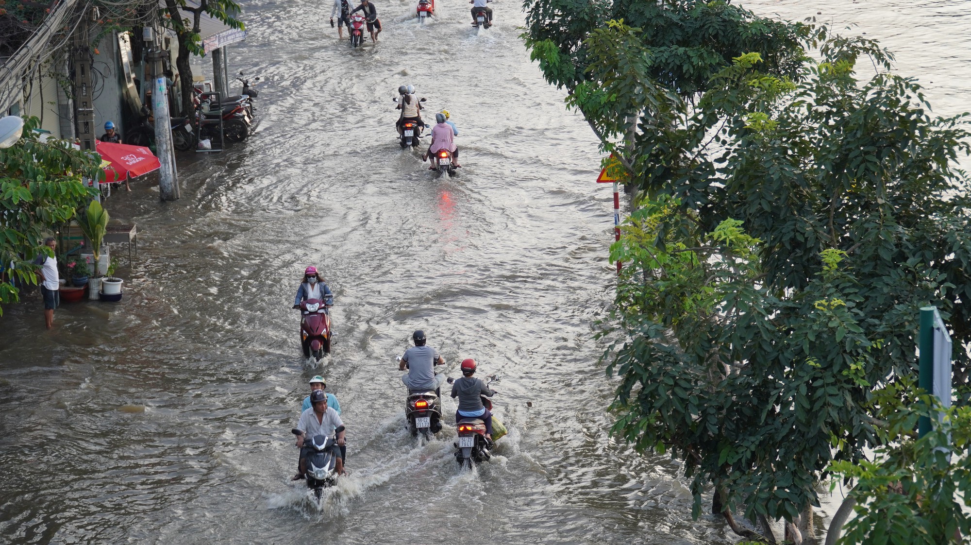 Nhiều tuyến đường ở TP HCM m&ecirc;nh m&ocirc;ng nước khi triều cường đạt đỉnh - Ảnh 3.