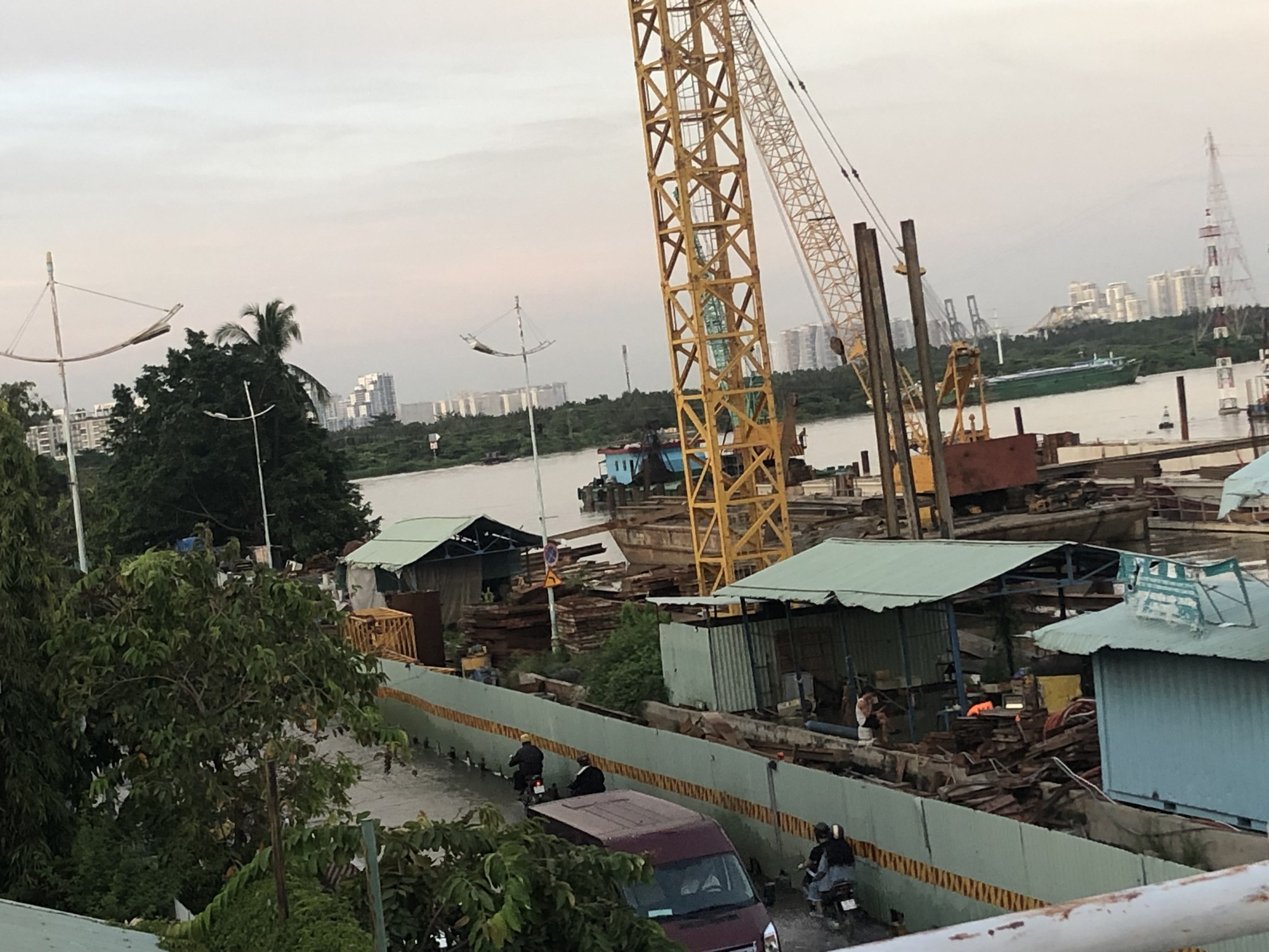 TP HCM: Triều cường g&acirc;y ngập kinh ho&agrave;ng ở quận 7 - Ảnh 3.