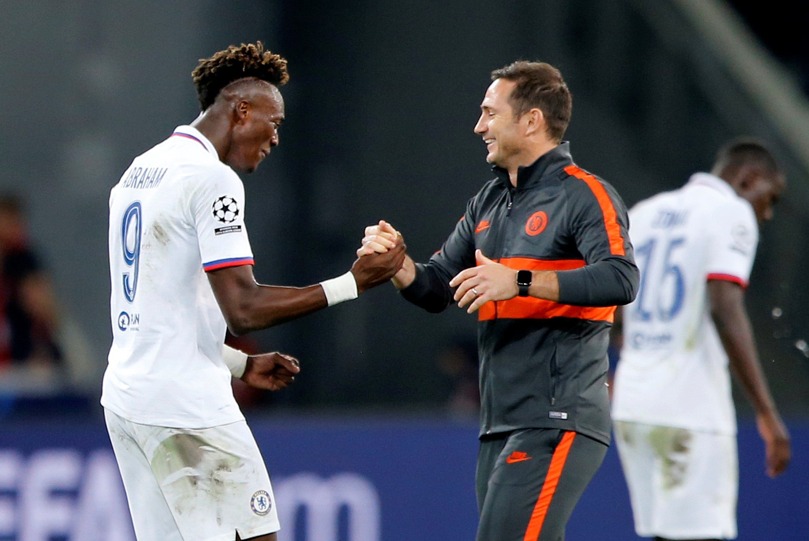 Si&ecirc;u phẩm của Willian gi&uacute;p HLV Lampard nở mặt - Ảnh 2.