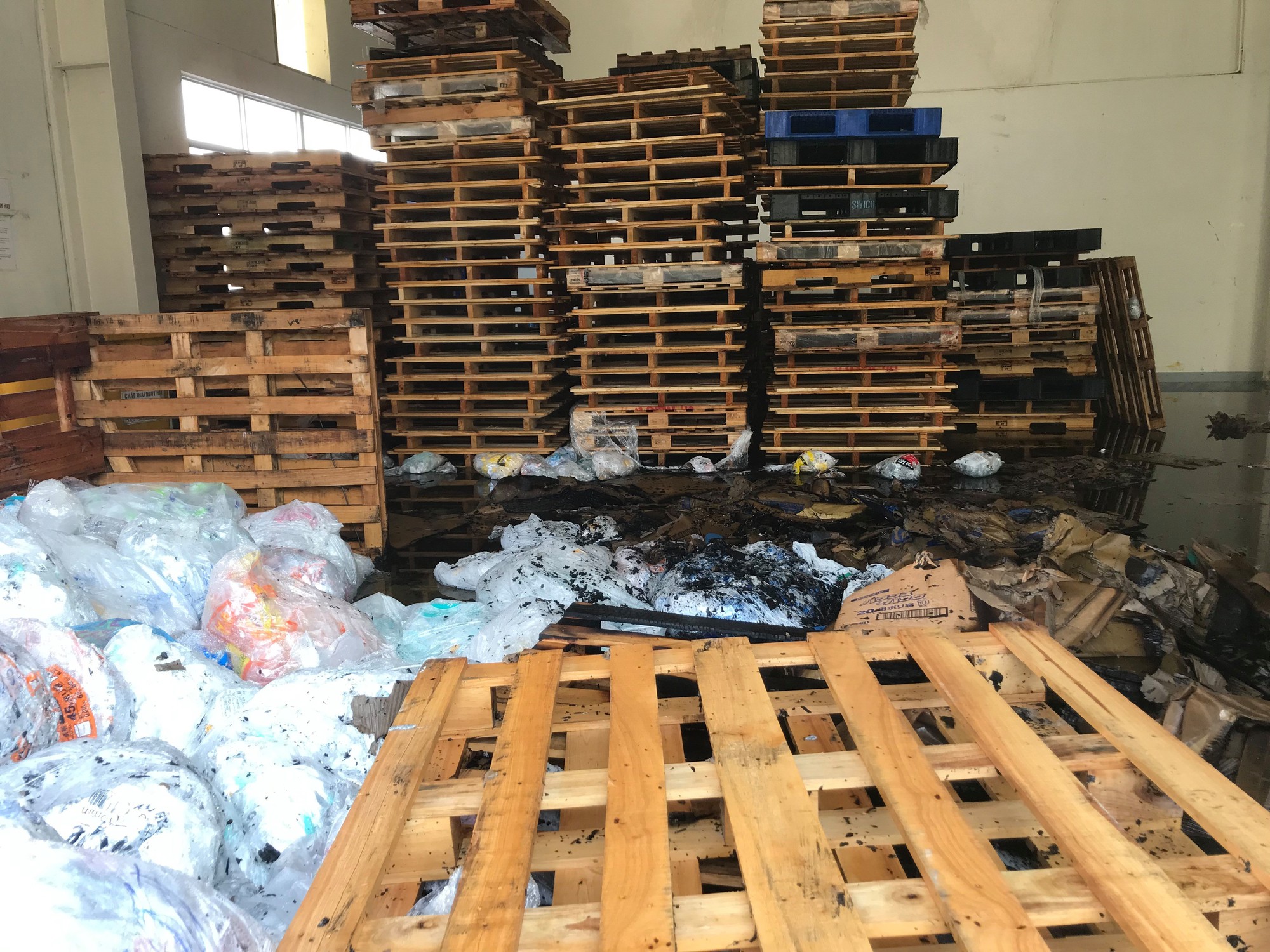 Cháy kho phế liệu, 2 nữ công nhân ngạt khói khi lao vào mở cửa