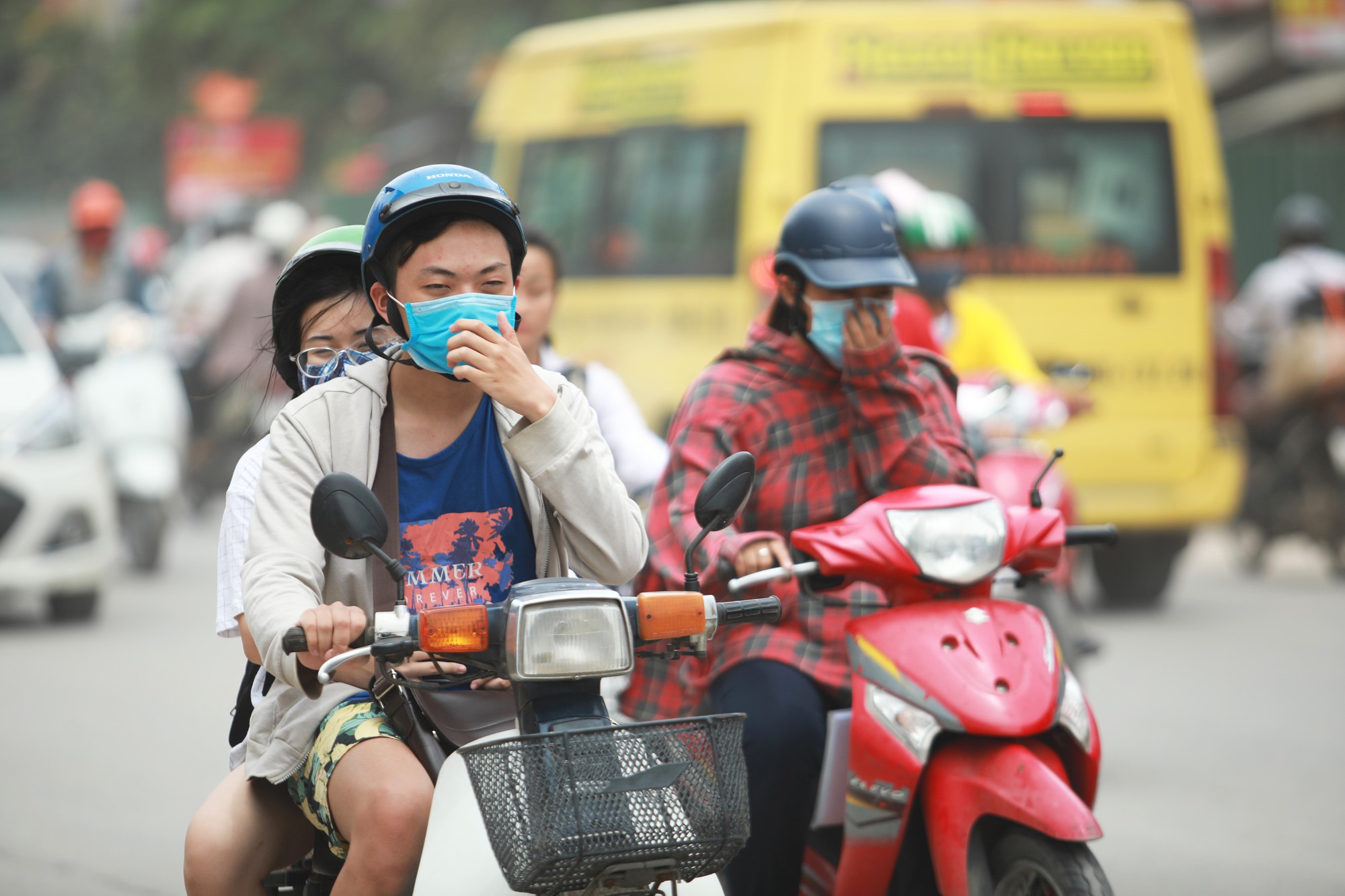 Khổ vì khói bụi, triều cường