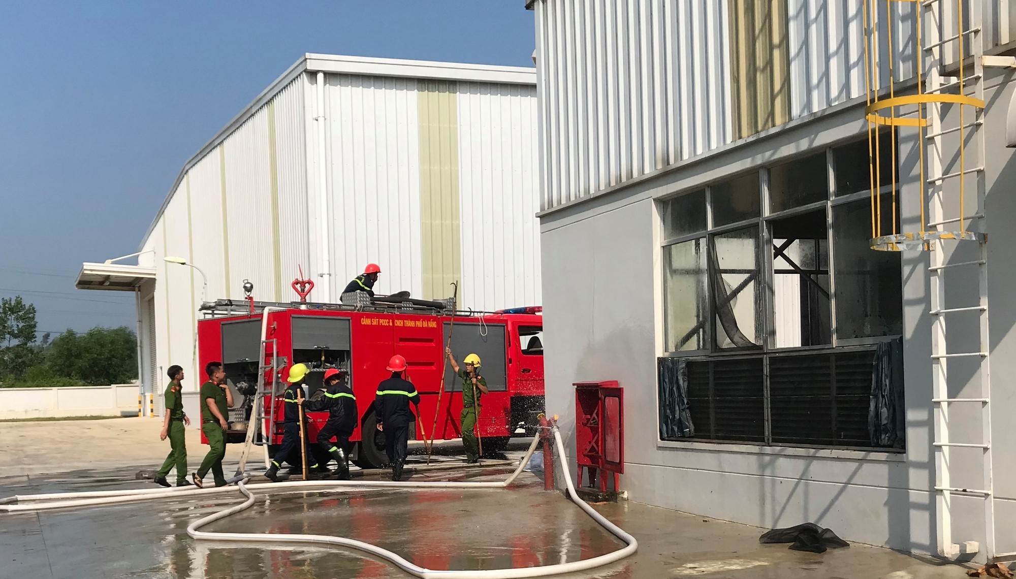 Ch&aacute;y kho phế liệu, 2 nữ c&ocirc;ng nh&acirc;n ngạt kh&oacute;i khi lao v&agrave;o mở cửa - Ảnh 1.