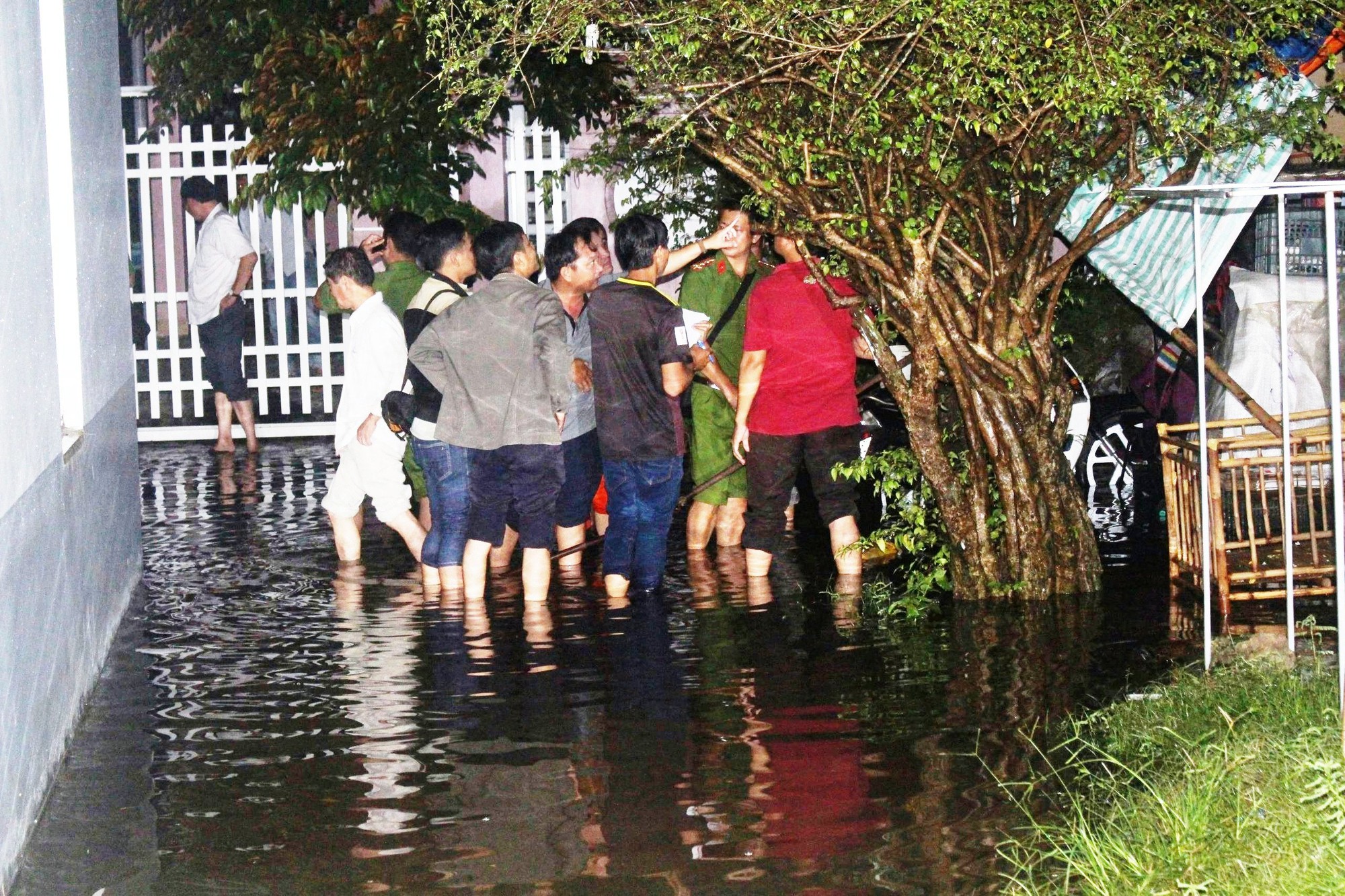 Triều cường dâng, 3 người tử vong do rò rỉ điện