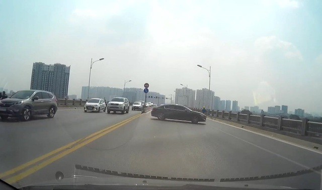 CLIP: C&oacute; việc gấp, nữ t&agrave;i xế quay đầu &ocirc;t&ocirc; tr&ecirc;n cầu Vĩnh Tuy g&acirc;y tai nạn li&ecirc;n ho&agrave;n - Ảnh 2.