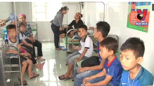 70 học sinh tiểu học nhập viện nghi bị ngộ độc thực phẩm - Ảnh 1.