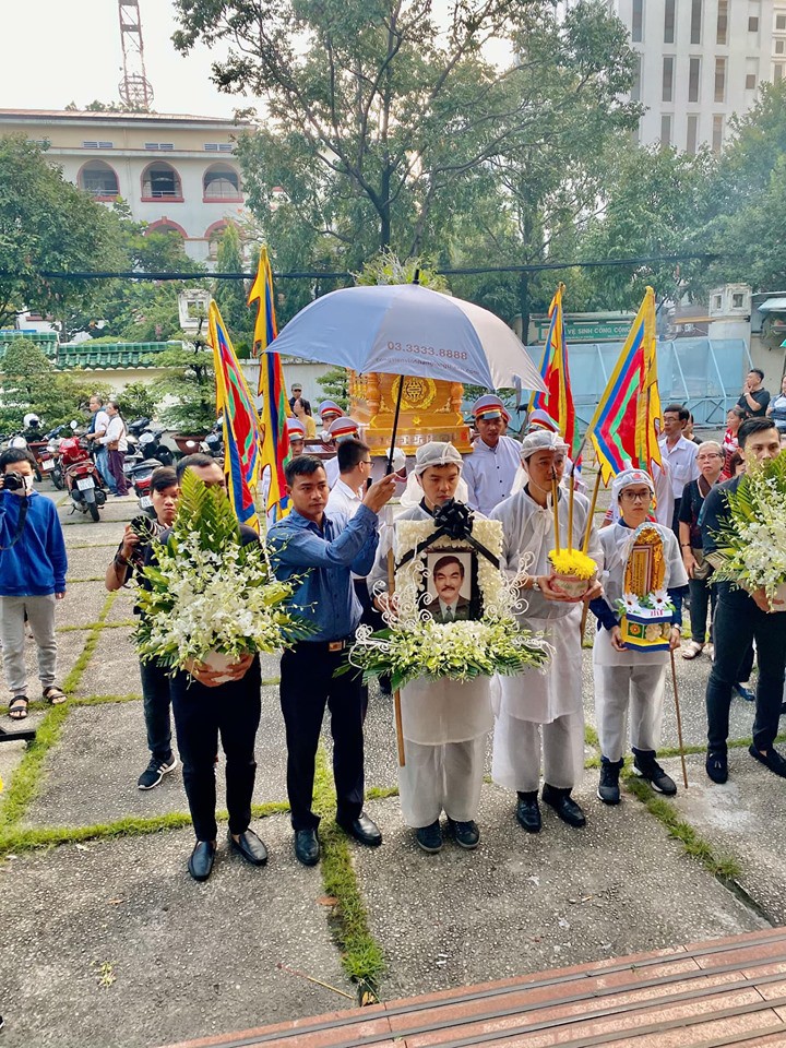 Đông đảo nghệ sĩ nghẹn ngào tiễn biệt NSND Thế Anh