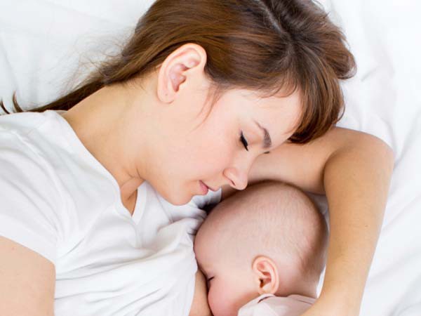 Bé chỉ bú sữa mẹ có cần ăn dặm sớm?