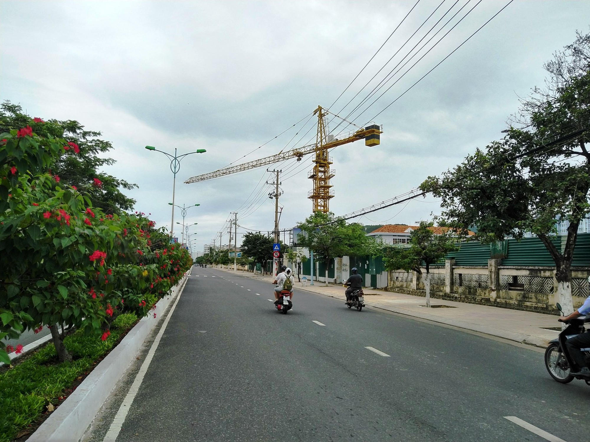Bất chấp nguy hiểm, hàng chục cần cẩu "ngó lơ" bão số 5