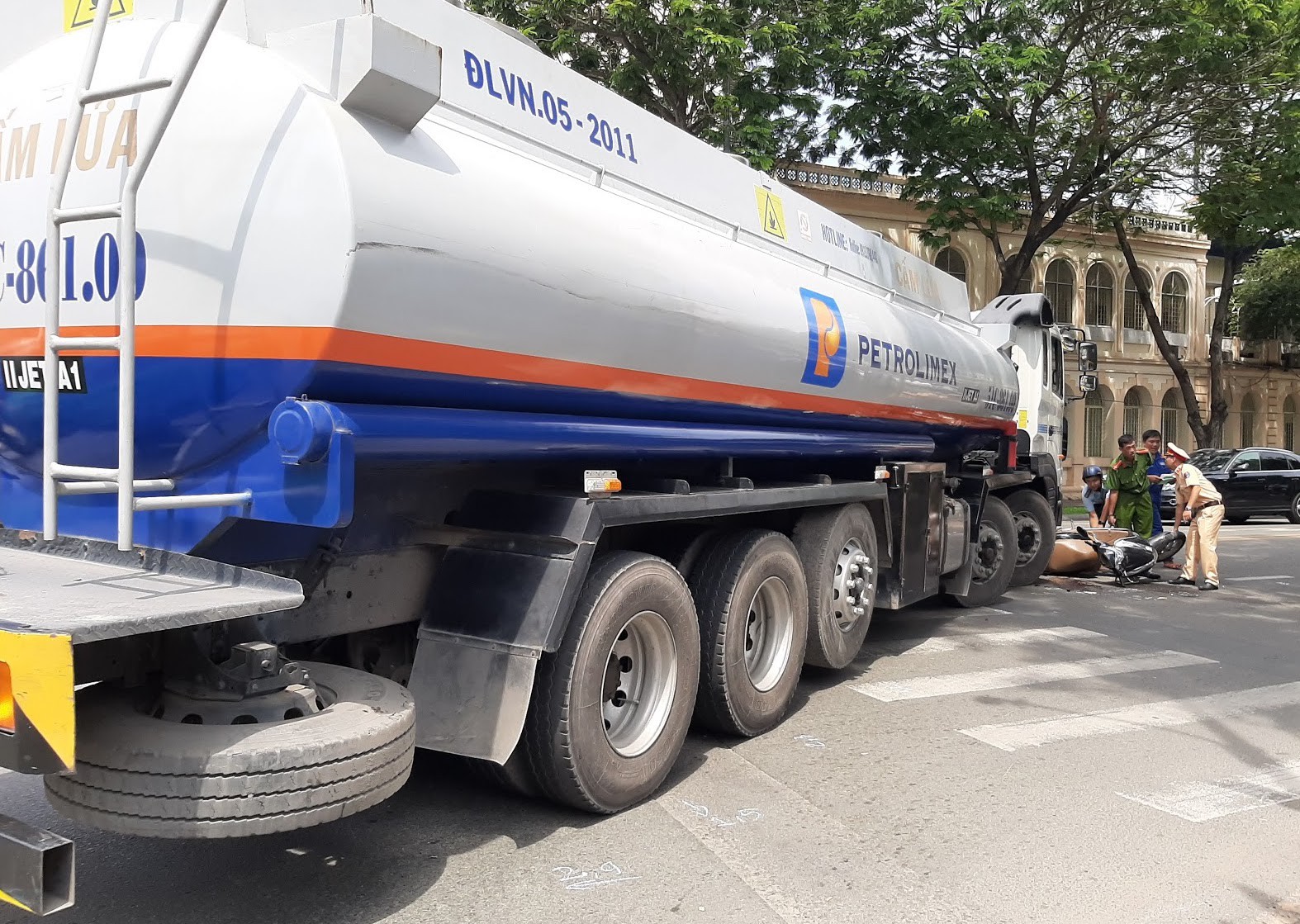VIDEO: Xe bồn chạy giờ cấm "nghiền" xe máy giữa trung tâm TP HCM
