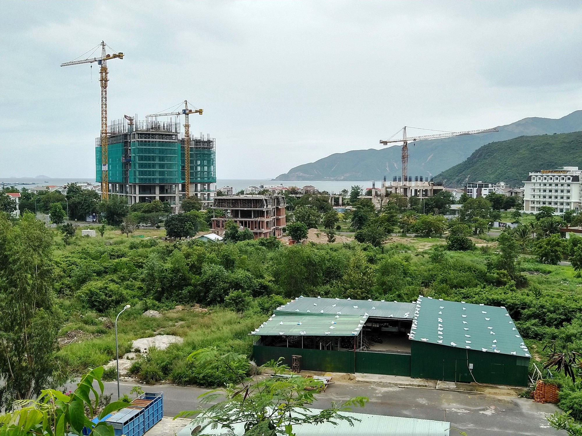 Bất chấp nguy hiểm, hàng chục cần cẩu ngó lơ bão số 5 - Ảnh 8.