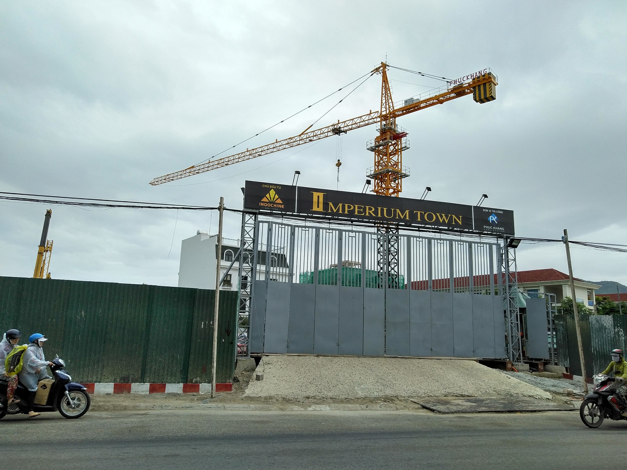 Bất chấp nguy hiểm, hàng chục cần cẩu ngó lơ bão số 5 - Ảnh 6.