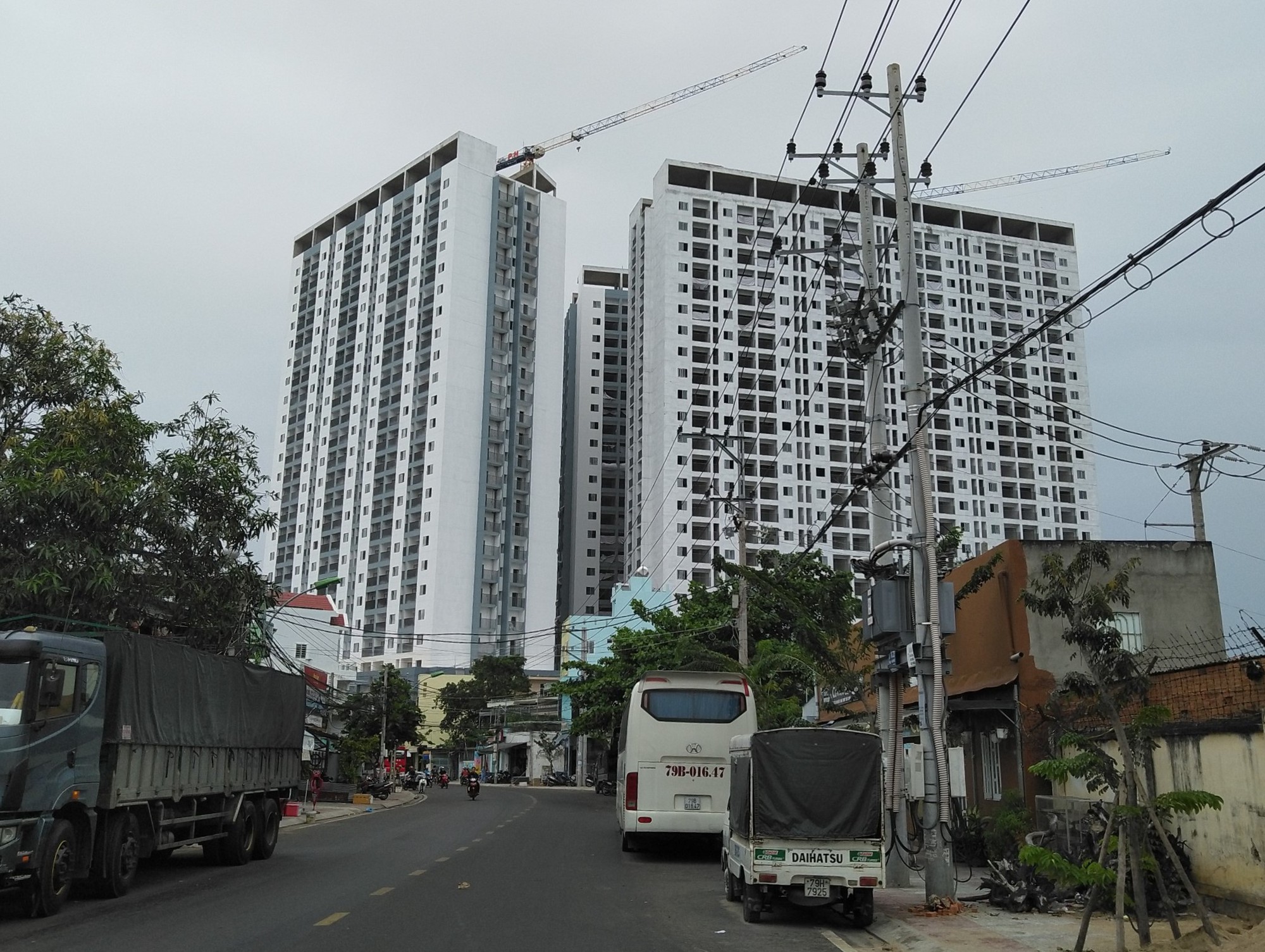 Bất chấp nguy hiểm, hàng chục cần cẩu ngó lơ bão số 5 - Ảnh 5.
