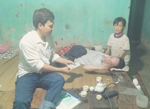 Trao 5 triệu đồng cho đôi vợ chồng tật nguyền