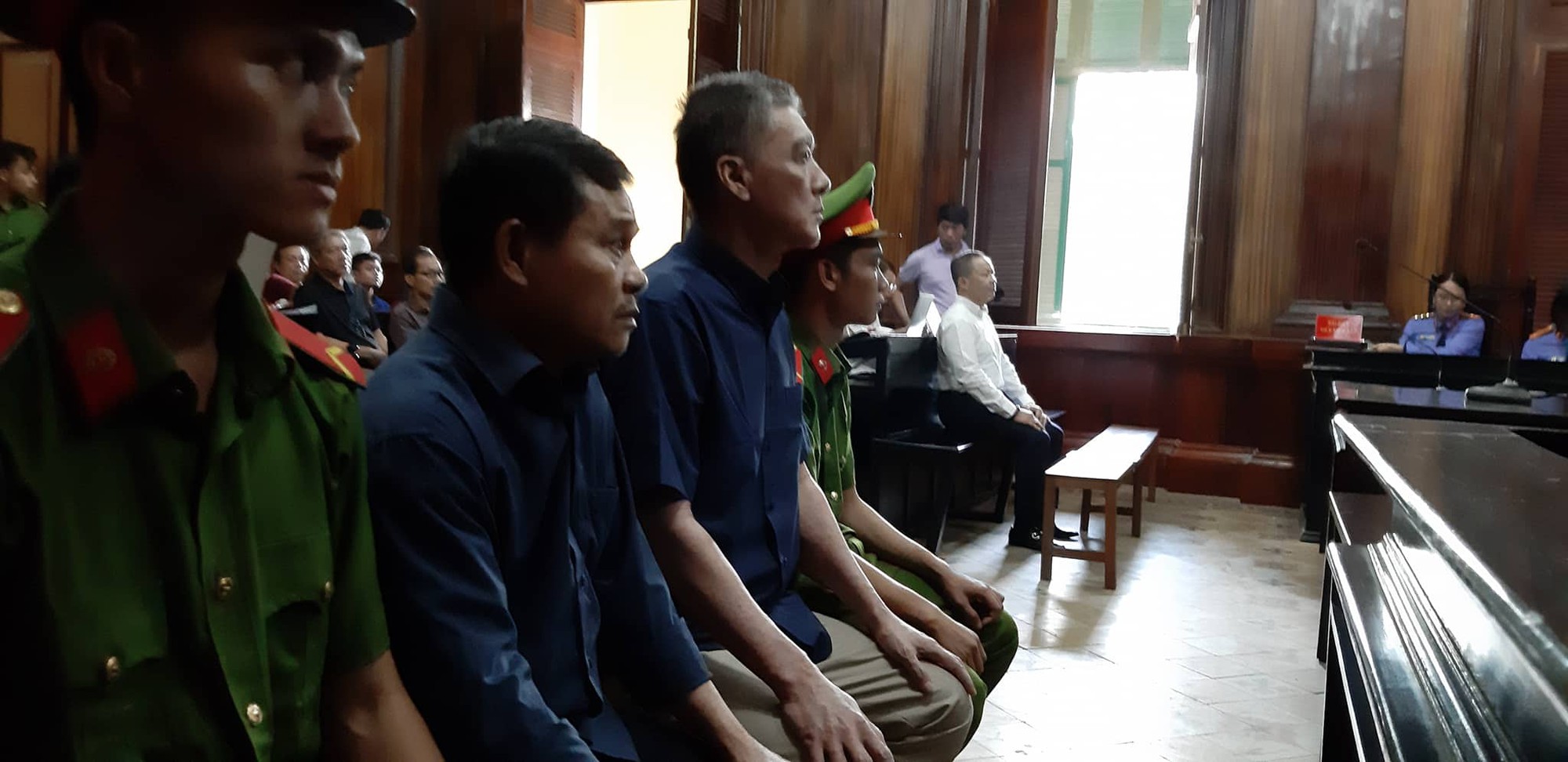 Hai bị cáo nhận tiền để lo quốc tịch Mỹ cho gia đình Vũ "nhôm"