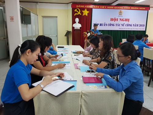Đời sống lao động nữ còn khó khăn