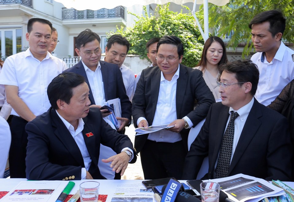 Bộ trưởng Trần Hồng H&agrave; thị s&aacute;t khu vực th&iacute; điểm xử l&yacute; nước, cho c&aacute; Koi ăn ở hồ T&acirc;y - Ảnh 1.