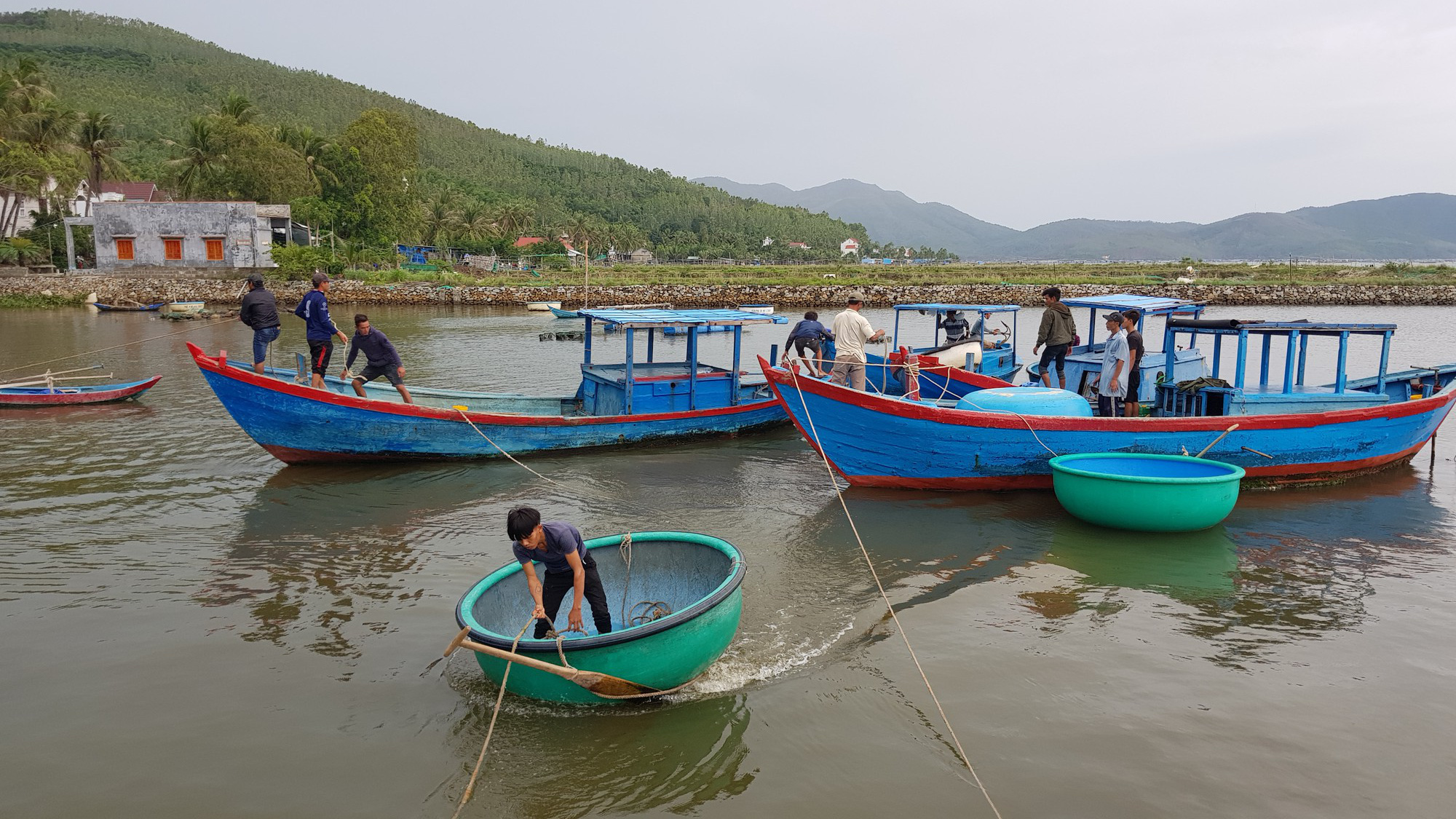 Phú yên chạy đua với bão số 5, vẫn còn hơn 1.000 người trên các lồng bè