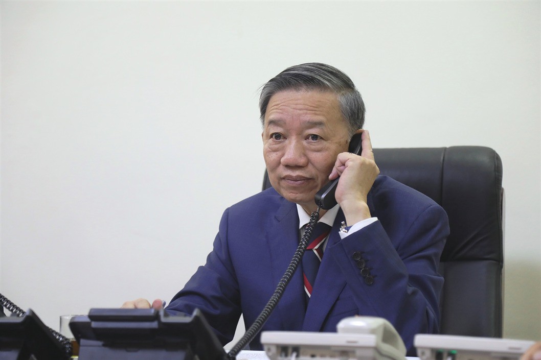 Bộ trưởng Công an Tô Lâm điện đàm với Bộ trưởng Nội vụ Anh về vụ 39 người chết